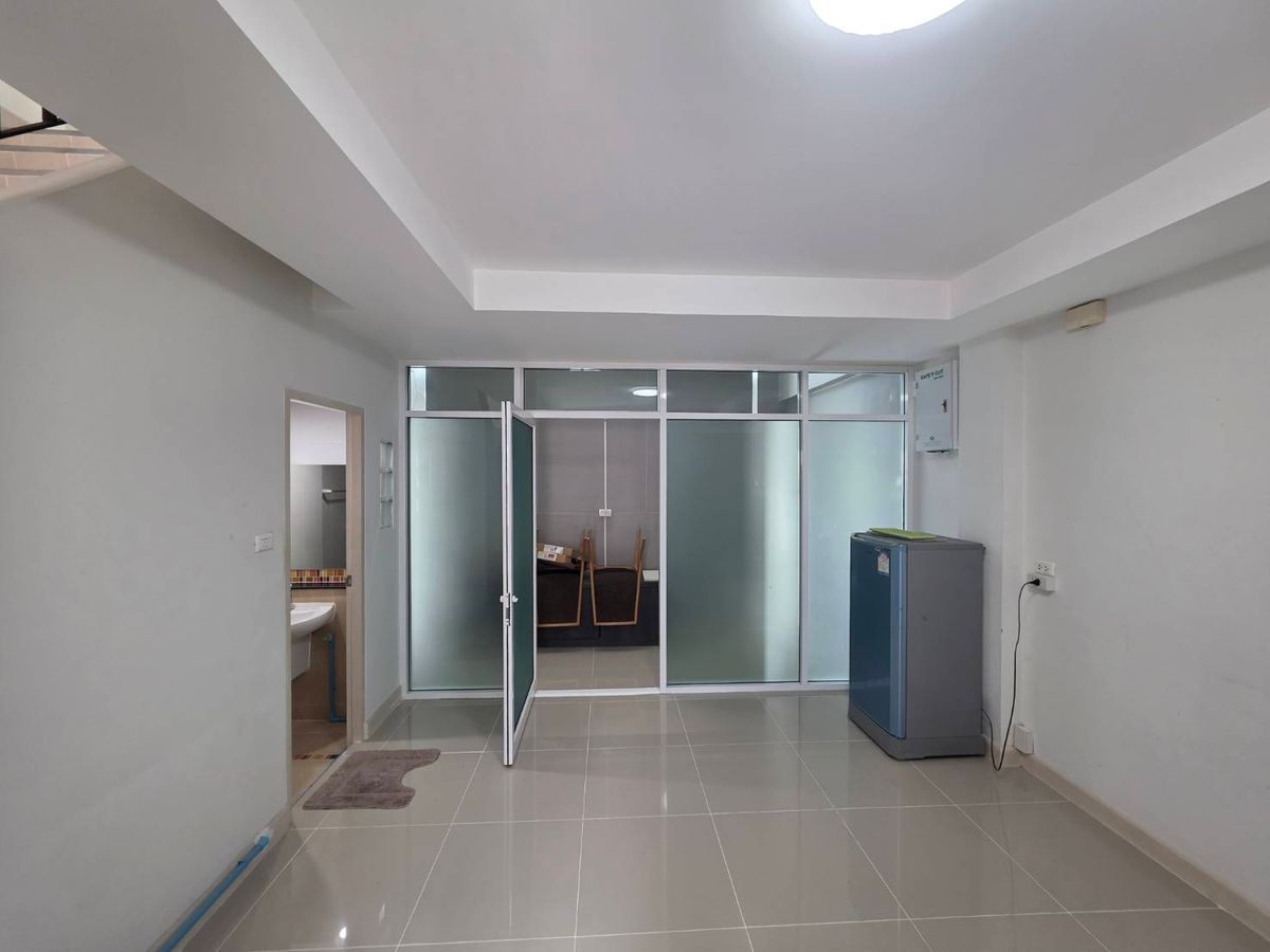 For RentTownhomeVipawadee, Don Mueang, Lak Si : Rent a townhome Chuan Chuen Modus Vibhavadi, near Laksi BTS just 3 minutes