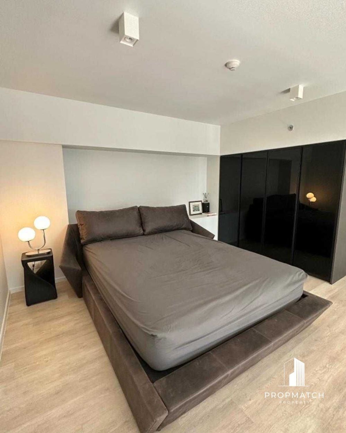 ขายคอนโดสีลม ศาลาแดง บางรัก : 🔥🔥Hot Deal🔥🔥The Loft Silom 1 ห้องนอน 1 ห้องน้ำ 9.89 ล้านบาท 47 ตร.ม