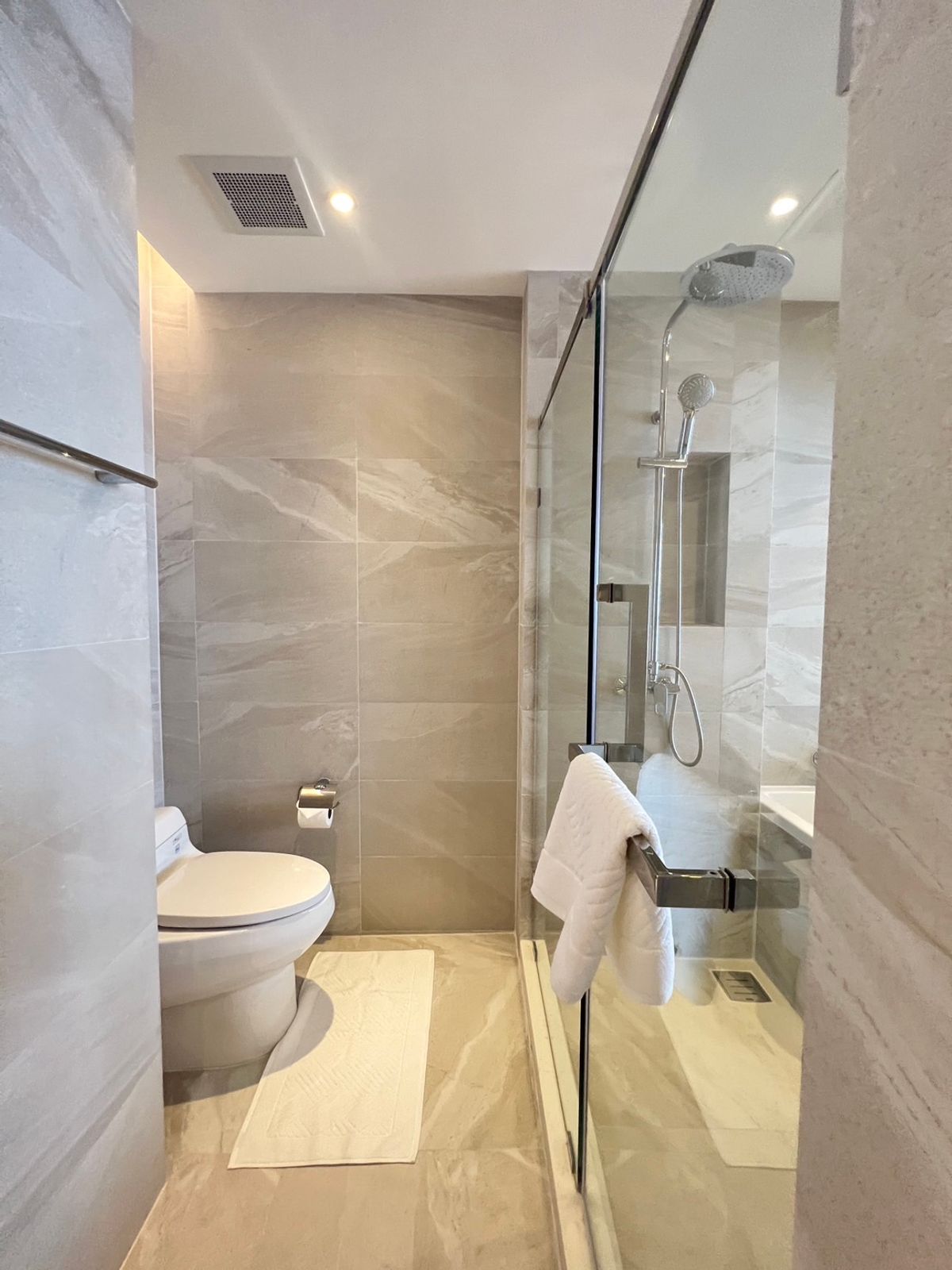 For RentCondoSriracha Laem Chabang Ban Bueng : RC021123 Condo for Rent Keen Center Sriracha, Only One Condo on the Best Location in Sriracha