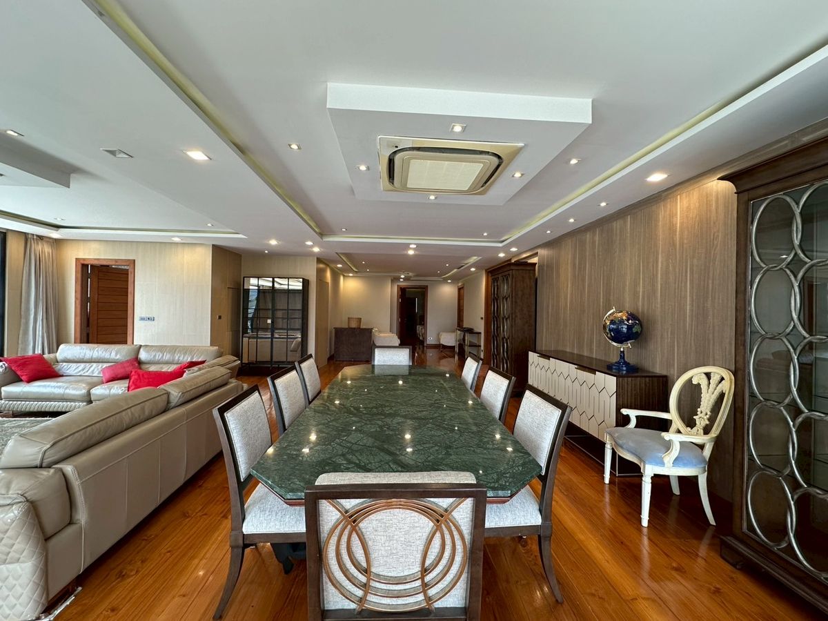 For RentSukhumvit, Asoke, Thonglor : 📢👇 Experience luxury living in this spacious top-floor penthouse — the largest unit in the building. Enjoy panoramic park views near Benjakitti park just steps from BTS Asoke, MRT Sukhumvit, and Terminal 21.