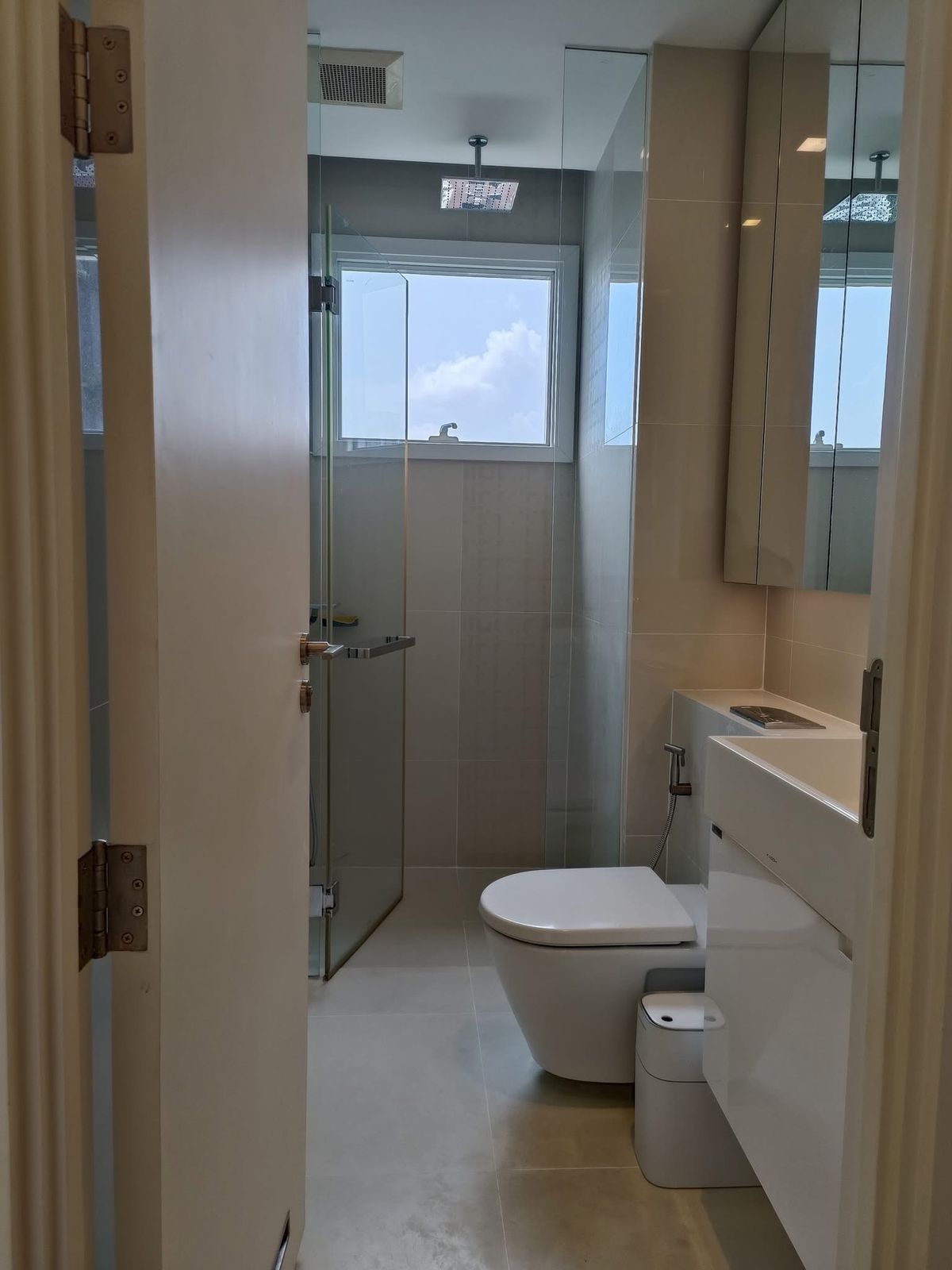 ให้เช่าคอนโดลาดพร้าว เซ็นทรัลลาดพร้าว : ให้เช่า 📍 The Saint Residences 📍 เฟอร์นิเจอร์ และ เครื่องใช้ไฟฟ้าครบ ใกล้ BTS ห้าแยกลาดพร้าว