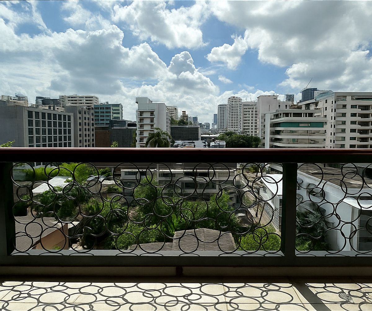 For RentSukhumvit, Asoke, Thonglor : 📢👇 Experience luxury living in this spacious top-floor penthouse — the largest unit in the building. Enjoy panoramic park views near Benjakitti park just steps from BTS Asoke, MRT Sukhumvit, and Terminal 21.