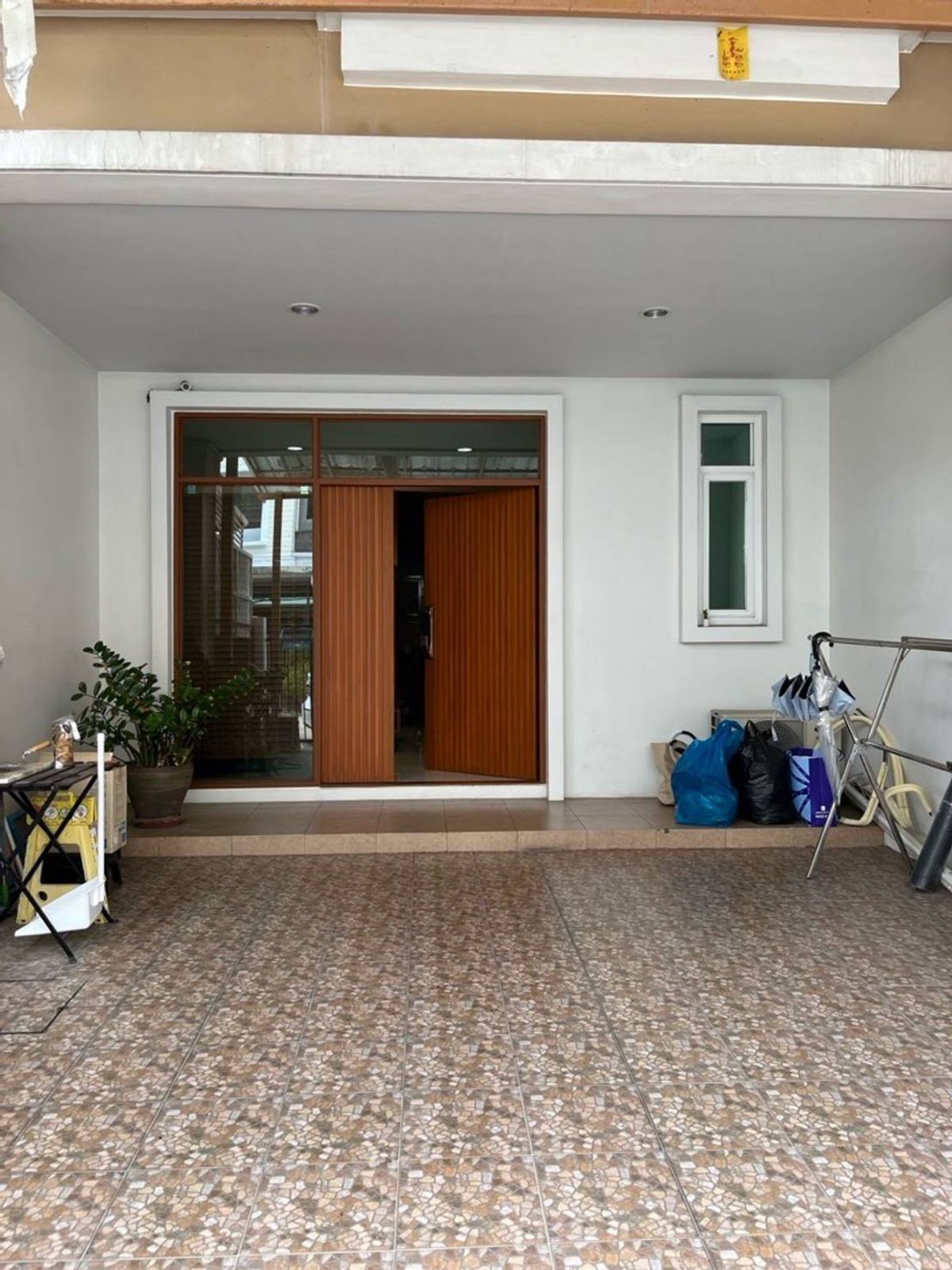 For RentTownhomeRama3 (Riverside),Satupadit : Rent a Townhome, Granit Sathu Pradit 2, near Central Rama 3, only 4 minutes.
