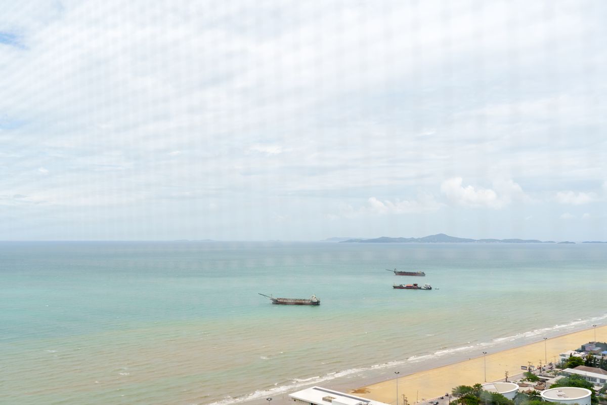 คอนโดพัทยา บางแสน ชลบุรี สัตหีบ : ขาย 2 ห้องนอน โอกาสเป็นเจ้าของบ้านตากอากาศในรีสอร์ท 5 ดาวบนหาดส่วนตัวที่เงียบสงบ ใกล้สิ่งอำนวยความสะดวก พร้อมตกแต่งสไตล์ลอฟท์