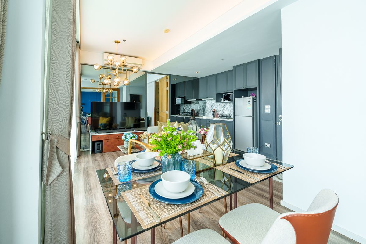 คอนโดพัทยา บางแสน ชลบุรี สัตหีบ : ขาย 2 ห้องนอน โอกาสเป็นเจ้าของบ้านตากอากาศในรีสอร์ท 5 ดาวบนหาดส่วนตัวที่เงียบสงบ ใกล้สิ่งอำนวยความสะดวก พร้อมตกแต่งสไตล์ลอฟท์