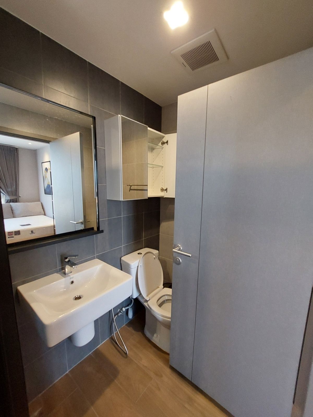 For SaleCondoRama9, Petchburi, RCA : Urgent sale 📍 The Base Garden Rama 9 📍 near APL Ramkhamhaeng, complete with furniture and appliances