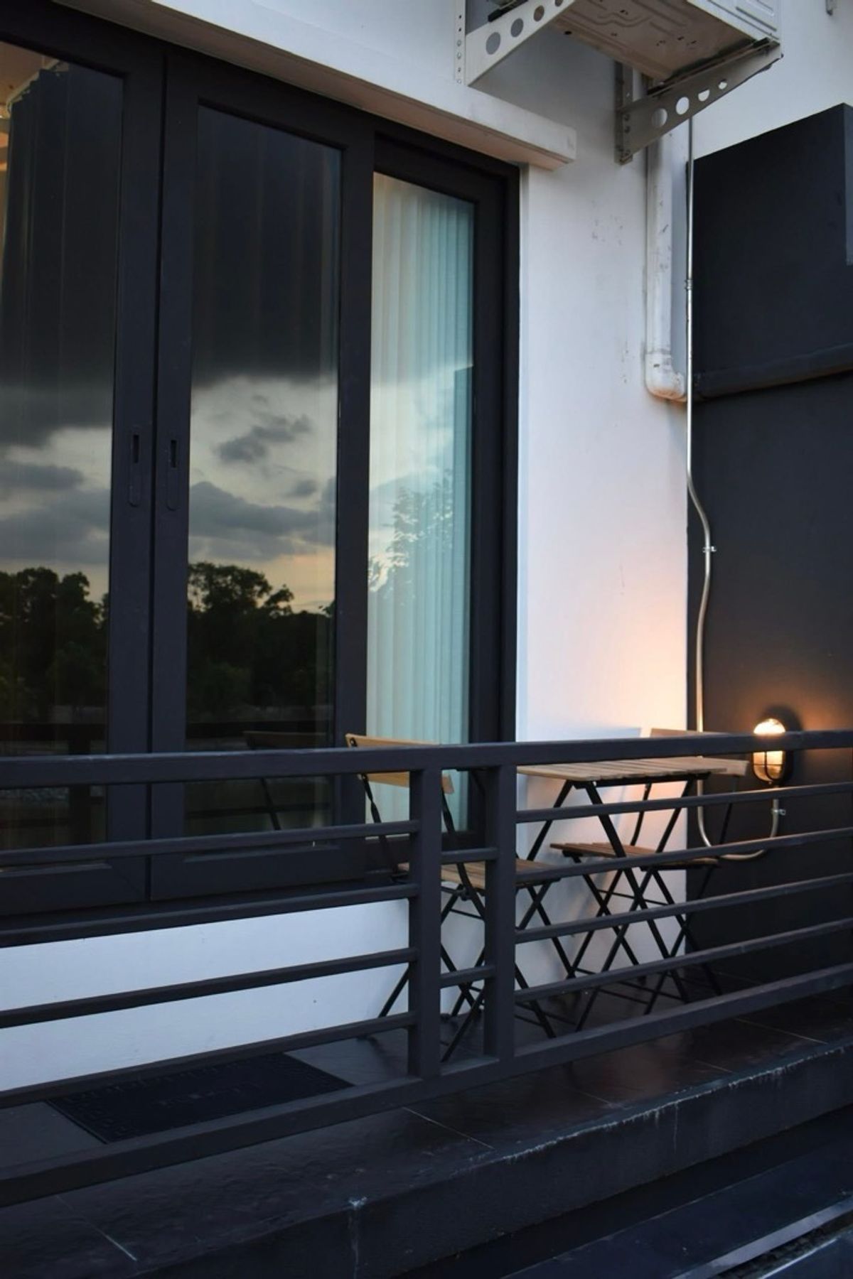 ขายทาวน์โฮมเลียบทางด่วนรามอินทรา : 📢👇ทาวน์โฮมออฟฟิศ 3 ชั้น รีโนเวทใหม่ทั้งหลัง พร้อมผู้เช่าต่างชาติ สไตล์ลอฟท์ ใจกลางเกษตร-นวมินทร์ สัญญาระยะยาวถึง เมษายน 2570 ค่าเช่า 38k เหมาะสำหรับนักลงทุน รับรายได้ทันทีหลังโอนกรรมสิทธิ์