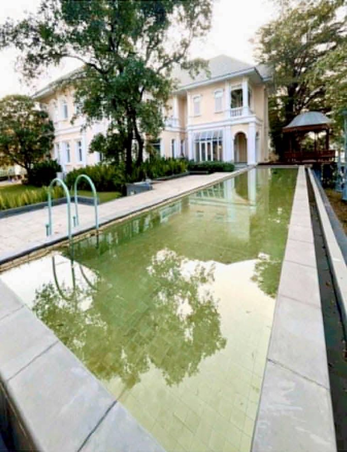 ขายบ้านเกษตร นวมินทร์ ลาดปลาเค้า : ขายบ้านเดี่ยวหรู 2 ชั้น The Royal Residence เกษตร - นวมินทร์ 4 ห้องนอน 8 ห้องน้ำ เนื้อที่ 393.40 ตารางวา พร้อมสระว่ายน้ำ ซอยประเสริฐมนูกิจ แขวงจระเข้บัว เขตลาดพร้าว กรุงเทพมหานคร