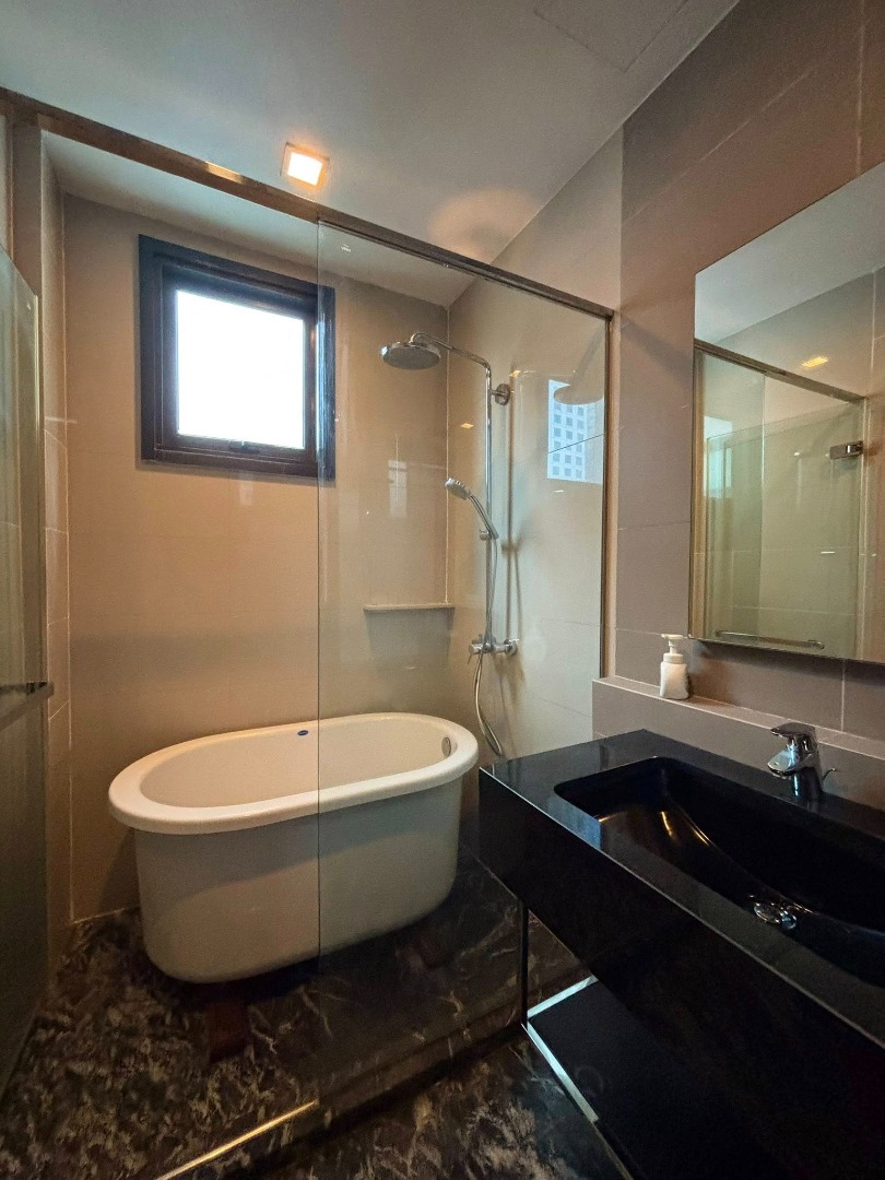 For RentCondoSukhumvit, Asoke, Thonglor : 🔥 Urgent rent 🔥 Edge Sukhumvit 23, complete furniture, ready to be near BTS Asoke and MRT Sukhumvit