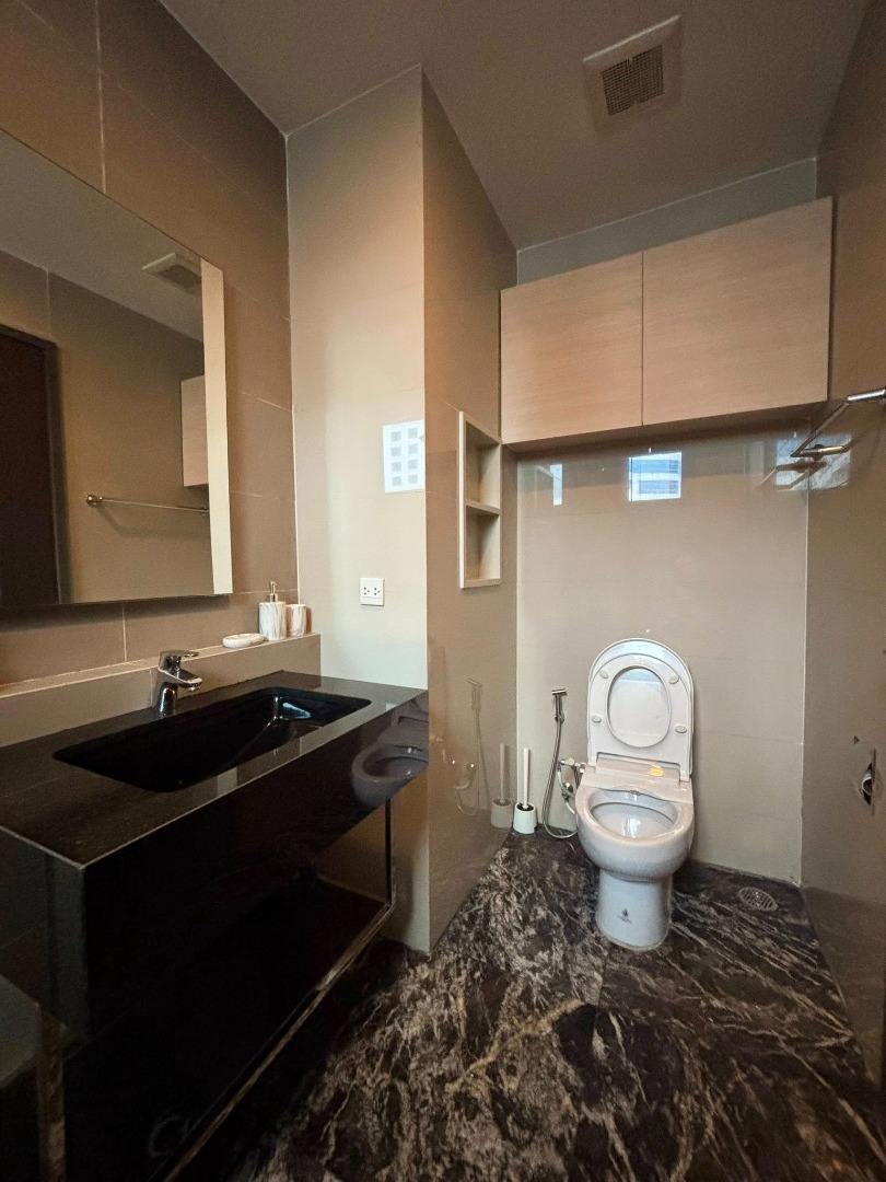 For RentCondoSukhumvit, Asoke, Thonglor : 🔥 Urgent rent 🔥 Edge Sukhumvit 23, complete furniture, ready to be near BTS Asoke and MRT Sukhumvit