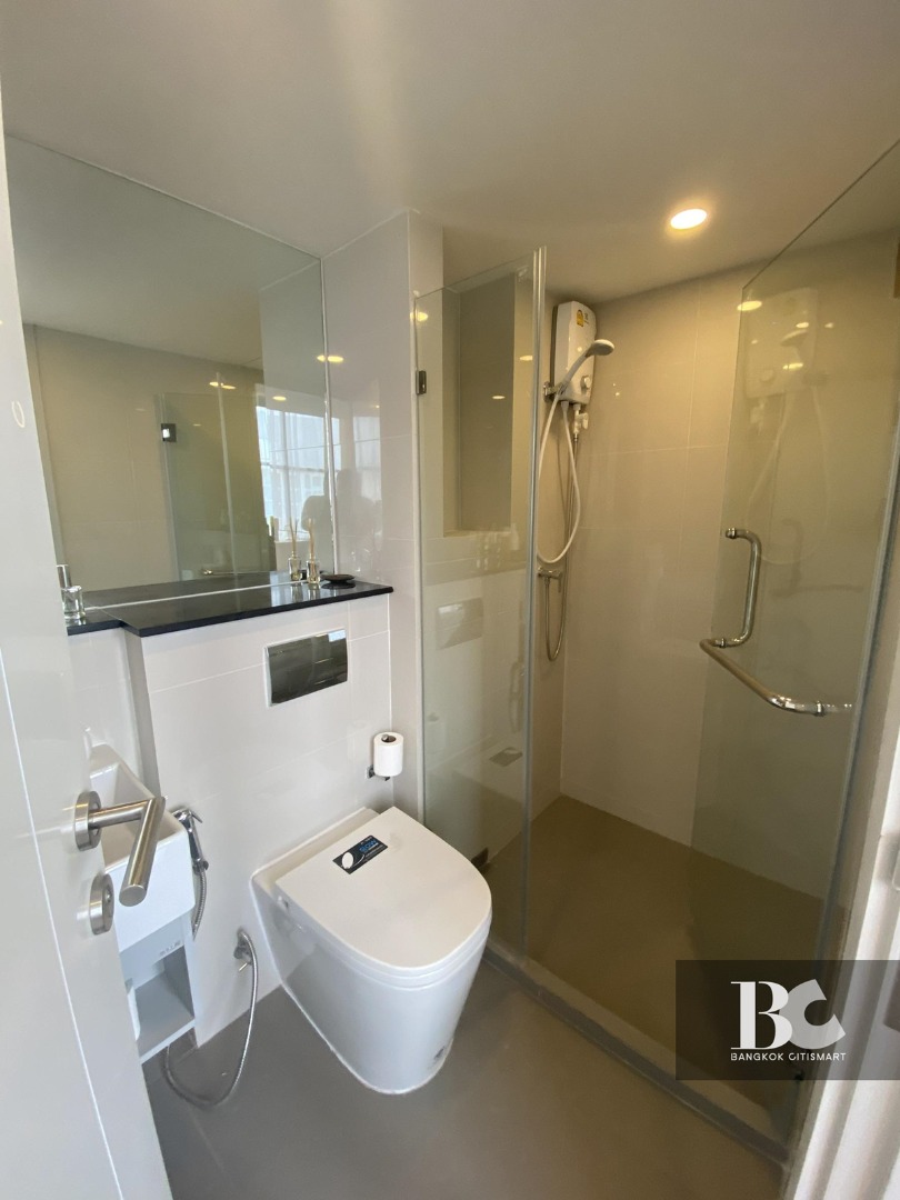 For RentCondoSathorn, Narathiwat : 🔥Urgent Rental🔥 Knightsbridge Prime Sathorn, 2-story unit with high ceilings and open space. Beautifully decorated and fully furnished. Ready to move in.