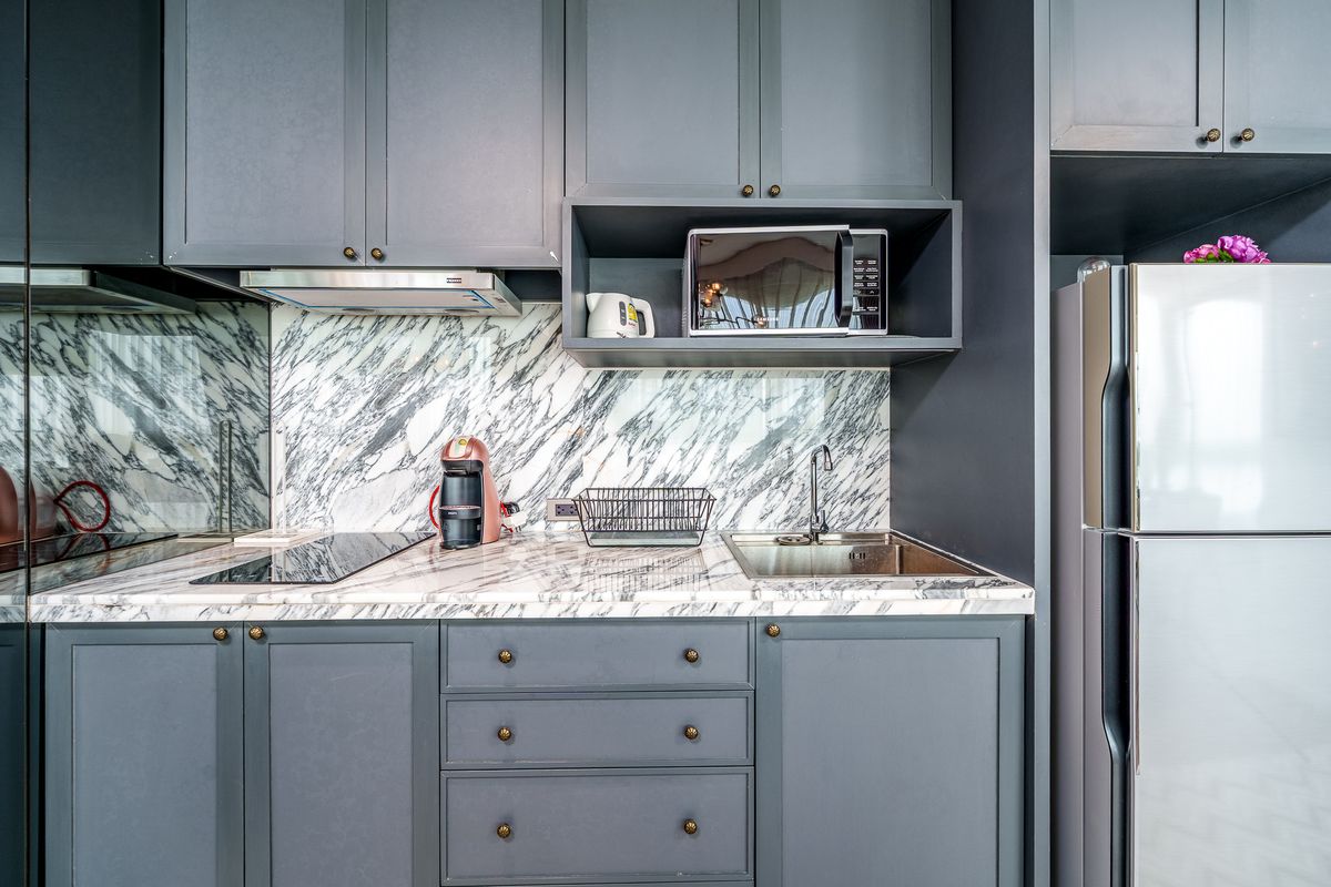 คอนโดพัทยา บางแสน ชลบุรี สัตหีบ : ขาย 2 ห้องนอน โอกาสเป็นเจ้าของบ้านตากอากาศในรีสอร์ท 5 ดาวบนหาดส่วนตัวที่เงียบสงบ ใกล้สิ่งอำนวยความสะดวก พร้อมตกแต่งสไตล์ลอฟท์