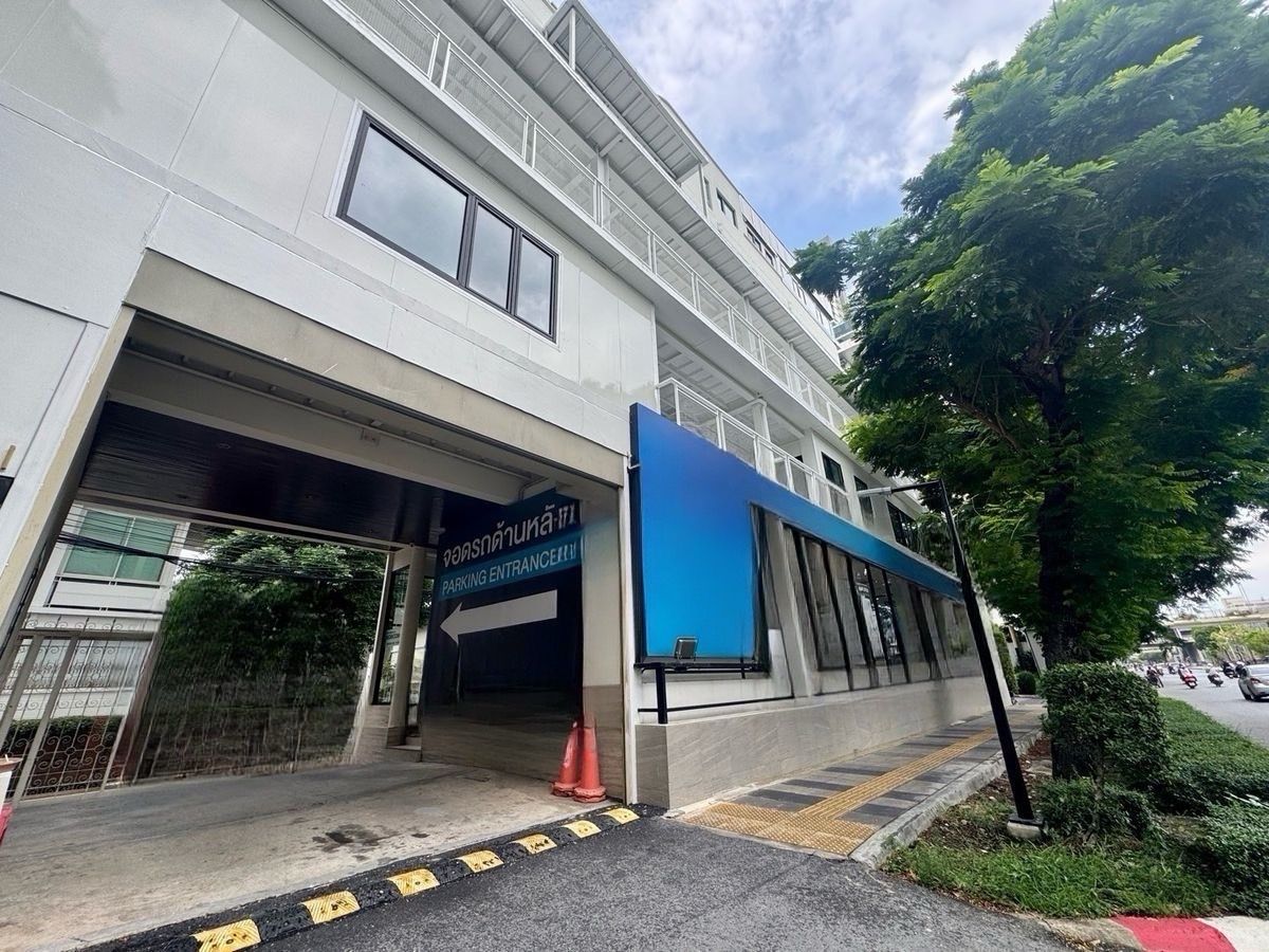For RentShowroomSathorn, Narathiwat : BTS Channel 280 meters, showroom 150 sq.m., G floor, has a parking space for another 280 sq.m., a total of 430 square meters.