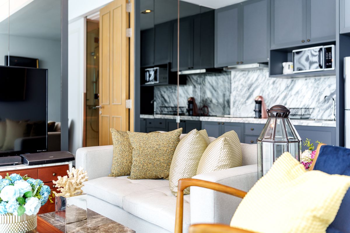 คอนโดพัทยา บางแสน ชลบุรี สัตหีบ : ขาย 2 ห้องนอน โอกาสเป็นเจ้าของบ้านตากอากาศในรีสอร์ท 5 ดาวบนหาดส่วนตัวที่เงียบสงบ ใกล้สิ่งอำนวยความสะดวก พร้อมตกแต่งสไตล์ลอฟท์