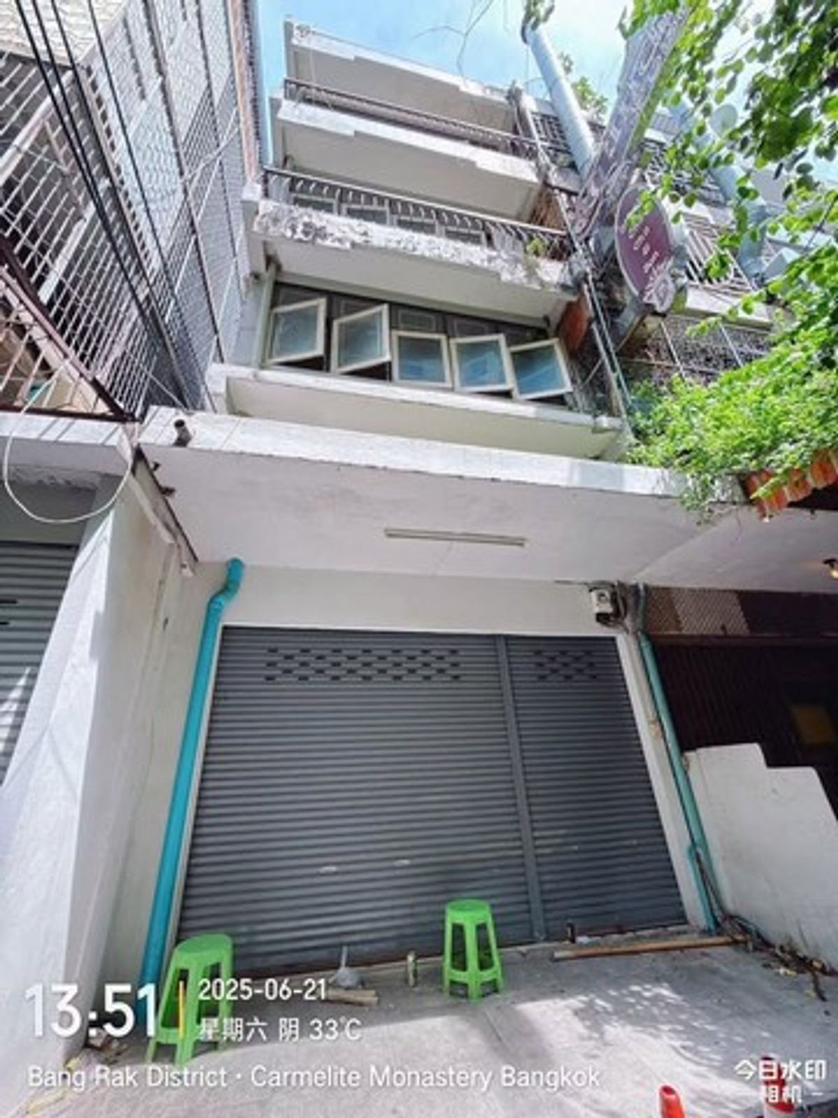 For RentShop HouseSilom, Saladaeng, Bangrak : HR2832 4 -storey commercial building near BTS Sala Daeng MRT Silom, suitable for SPA, massage shop, small hotel, coffee shop, restaurant, Hair, Nail Salon and other businesses. There are a variety of customers.
