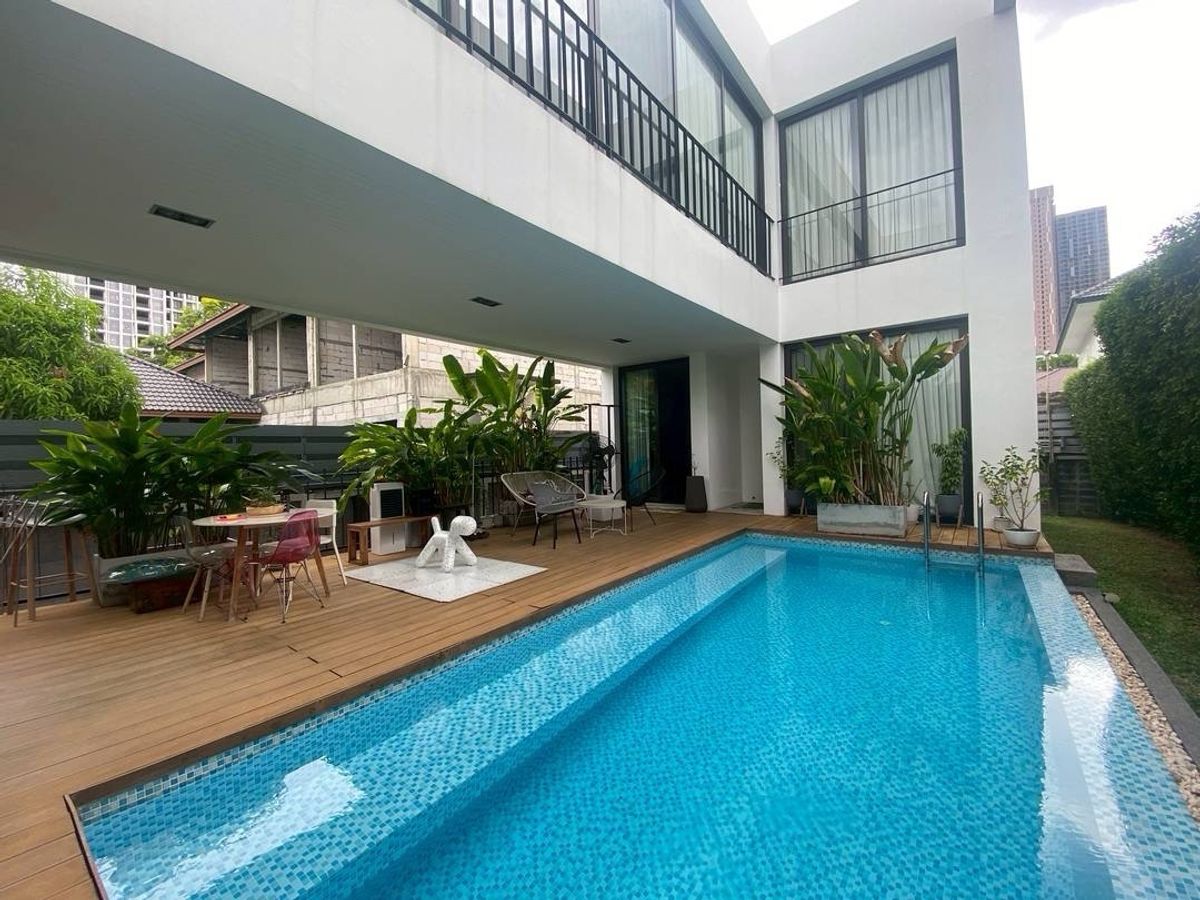 For RentHouseSukhumvit, Asoke, Thonglor : Modern House in Thonglor with Pool for Rent