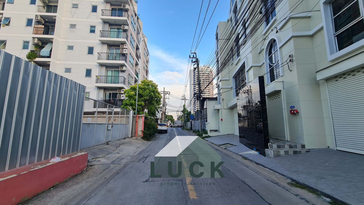 โฮมออฟฟิศรัชดา ห้วยขวาง : LUCK 🏠ขายโฮมออฟฟิศ รัชดาฯ 30  อาคาร 2 คูหา ทำเลดี ปรับปรุงใหม่ทั้งหลัง พร้อมใช้!!!