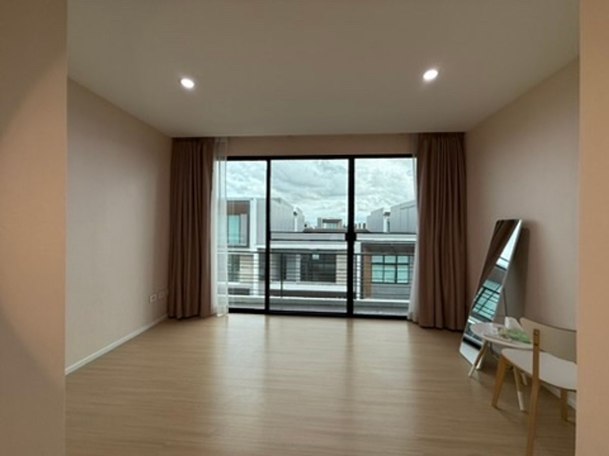 ขายทาวน์โฮมพัฒนาการ ศรีนครินทร์ : ขายด่วน พร้อมผู้เช่า ทาวน์โฮมหรู  Nirvana Define Srinakarin-Rama 9 : เนอวานา ดีฟายน์ ราคาดีที่สุดในโครงการ ทาวน์โฮมหรู Type C, 3 ชั้นครึ่ง ใช้งานน้อยมาก แต่งเพิ่มเติมไป กว่า 2 ล้านบาท ผู้เช่า 65,000 บาท เพิ่งทำสัญญาเดือนแรก 