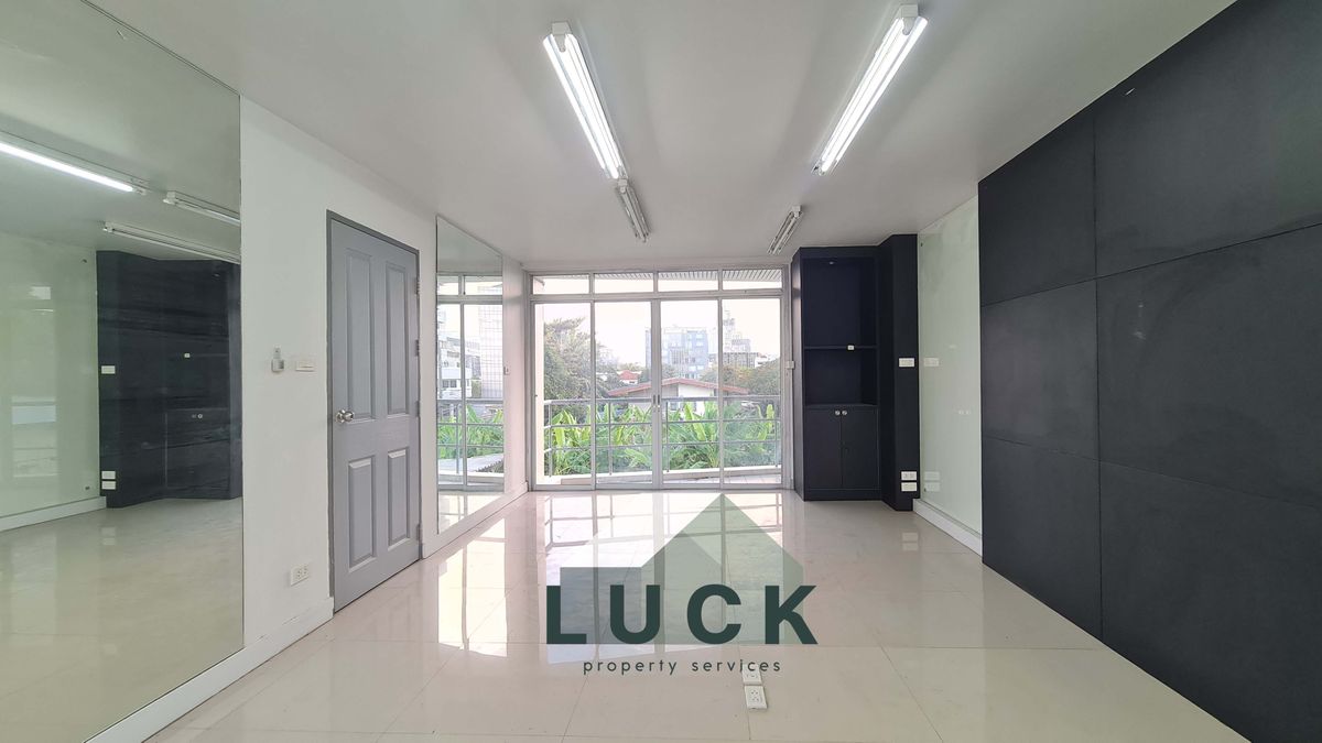 โฮมออฟฟิศรัชดา ห้วยขวาง : LUCK 🏠ขายโฮมออฟฟิศ รัชดาฯ 30  อาคาร 2 คูหา ทำเลดี ปรับปรุงใหม่ทั้งหลัง พร้อมใช้!!!