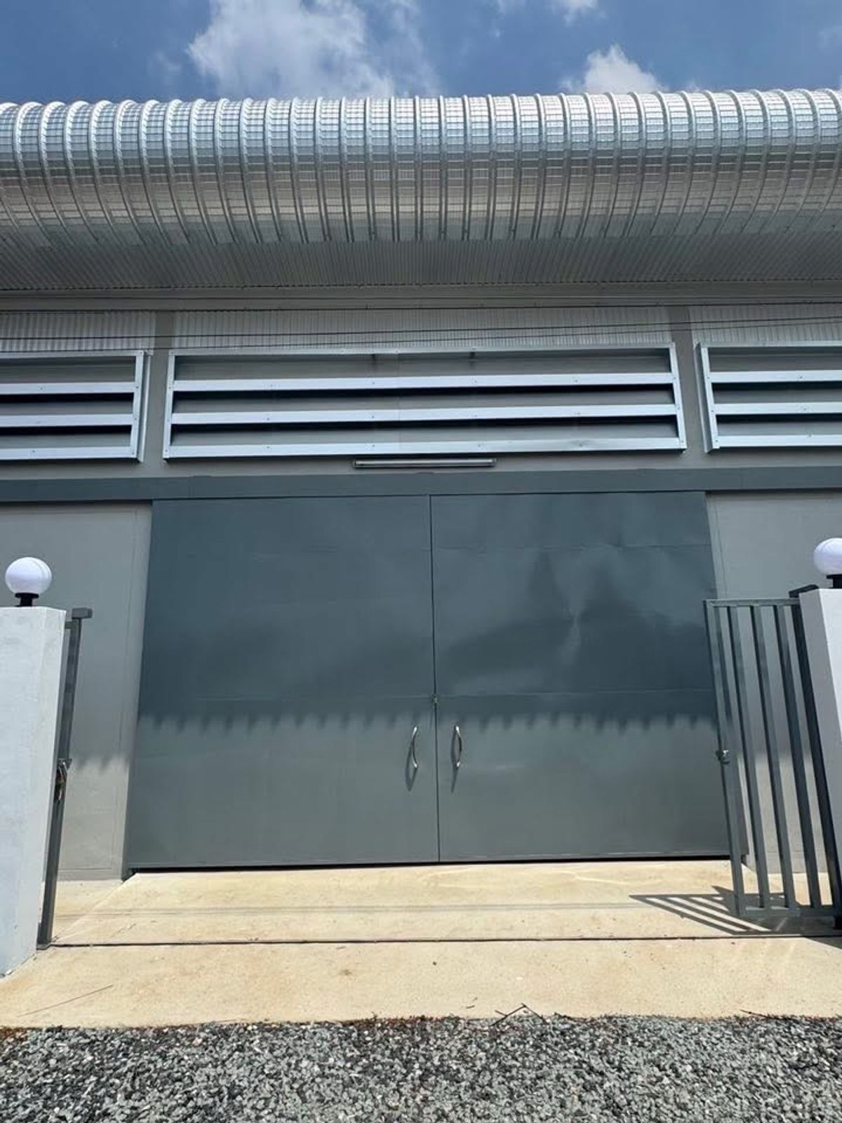 WarehouseMin Buri, Romklao : For sale-rent a newly built Nok Jok Warehouse, 256 sqm. Electric 3 phase, can support 3 tons/sqm. Ready to use