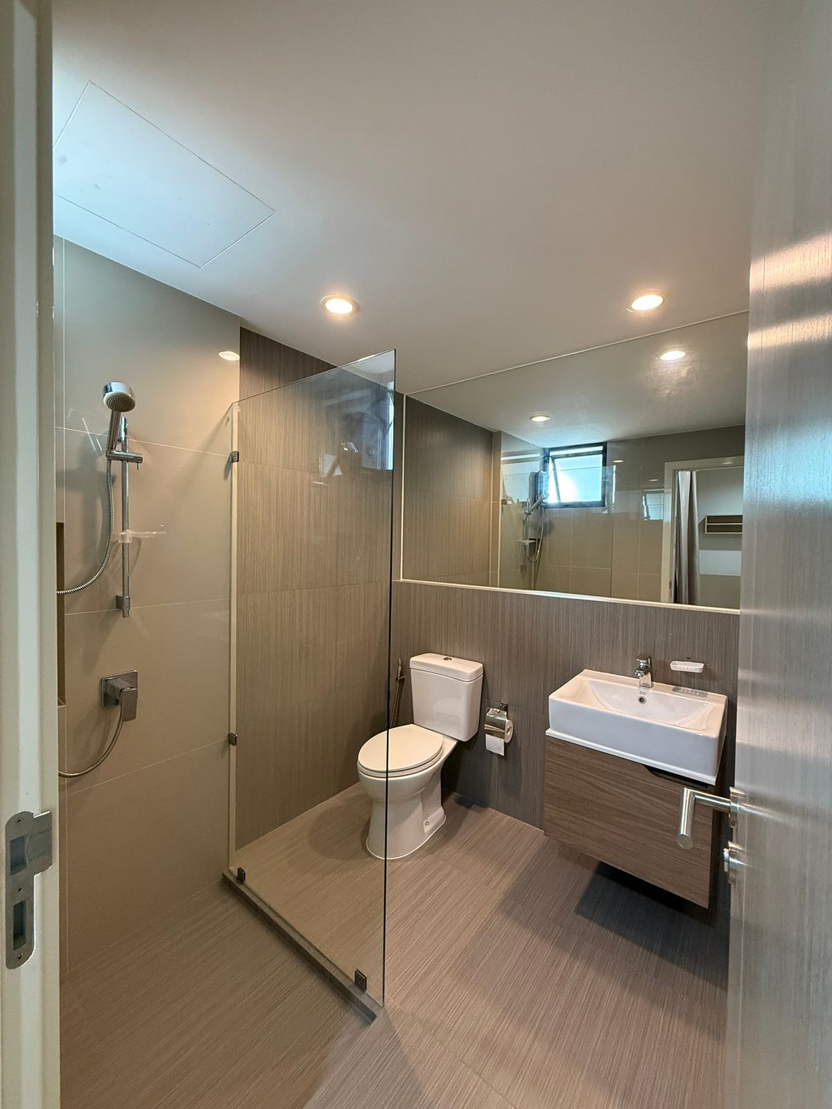 ขายทาวน์โฮมพัฒนาการ ศรีนครินทร์ : ขายด่วน พร้อมผู้เช่า ทาวน์โฮมหรู  Nirvana Define Srinakarin-Rama 9 : เนอวานา ดีฟายน์ ราคาดีที่สุดในโครงการ ทาวน์โฮมหรู Type C, 3 ชั้นครึ่ง ใช้งานน้อยมาก แต่งเพิ่มเติมไป กว่า 2 ล้านบาท ผู้เช่า 65,000 บาท เพิ่งทำสัญญาเดือนแรก 