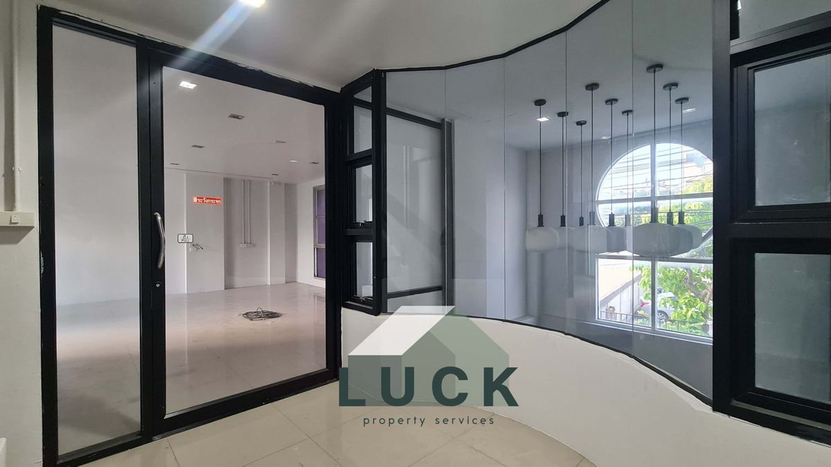 โฮมออฟฟิศรัชดา ห้วยขวาง : LUCK 🏠ขายโฮมออฟฟิศ รัชดาฯ 30  อาคาร 2 คูหา ทำเลดี ปรับปรุงใหม่ทั้งหลัง พร้อมใช้!!!