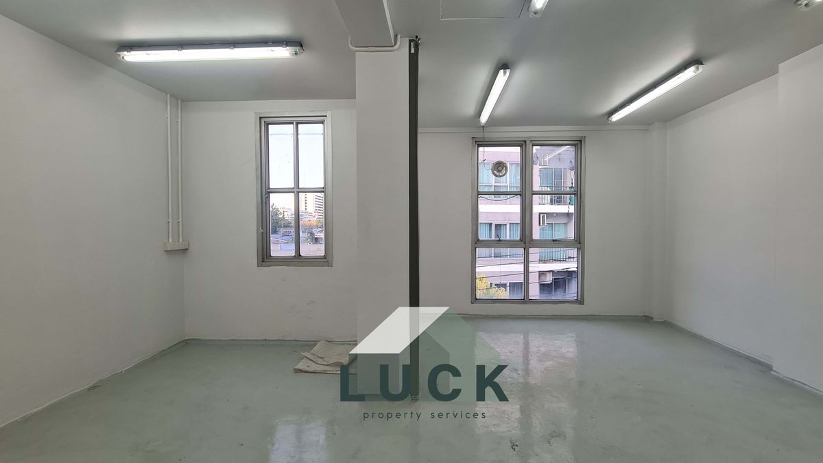 โฮมออฟฟิศรัชดา ห้วยขวาง : LUCK 🏠ขายโฮมออฟฟิศ รัชดาฯ 30  อาคาร 2 คูหา ทำเลดี ปรับปรุงใหม่ทั้งหลัง พร้อมใช้!!!