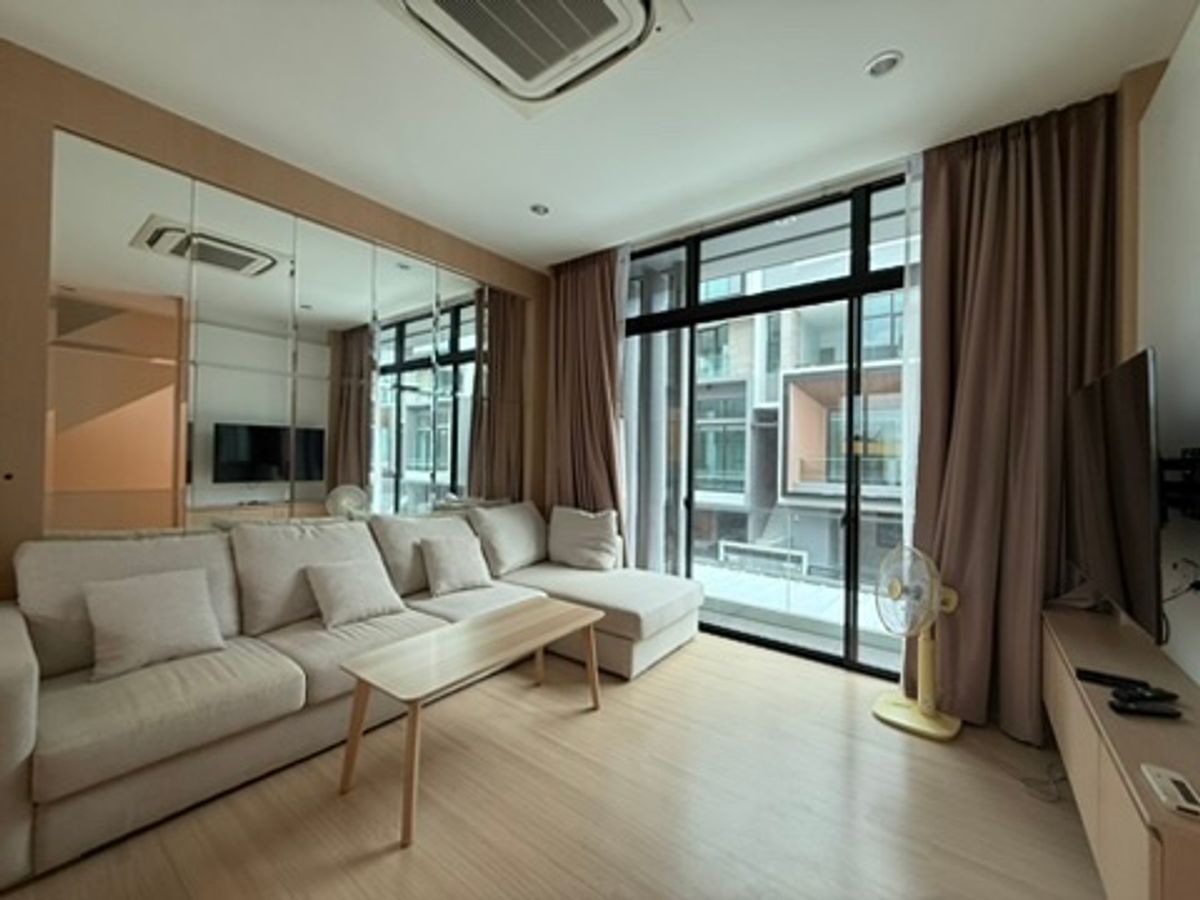 ขายทาวน์โฮมพัฒนาการ ศรีนครินทร์ : ขายด่วน พร้อมผู้เช่า ทาวน์โฮมหรู  Nirvana Define Srinakarin-Rama 9 : เนอวานา ดีฟายน์ ราคาดีที่สุดในโครงการ ทาวน์โฮมหรู Type C, 3 ชั้นครึ่ง ใช้งานน้อยมาก แต่งเพิ่มเติมไป กว่า 2 ล้านบาท ผู้เช่า 65,000 บาท เพิ่งทำสัญญาเดือนแรก 