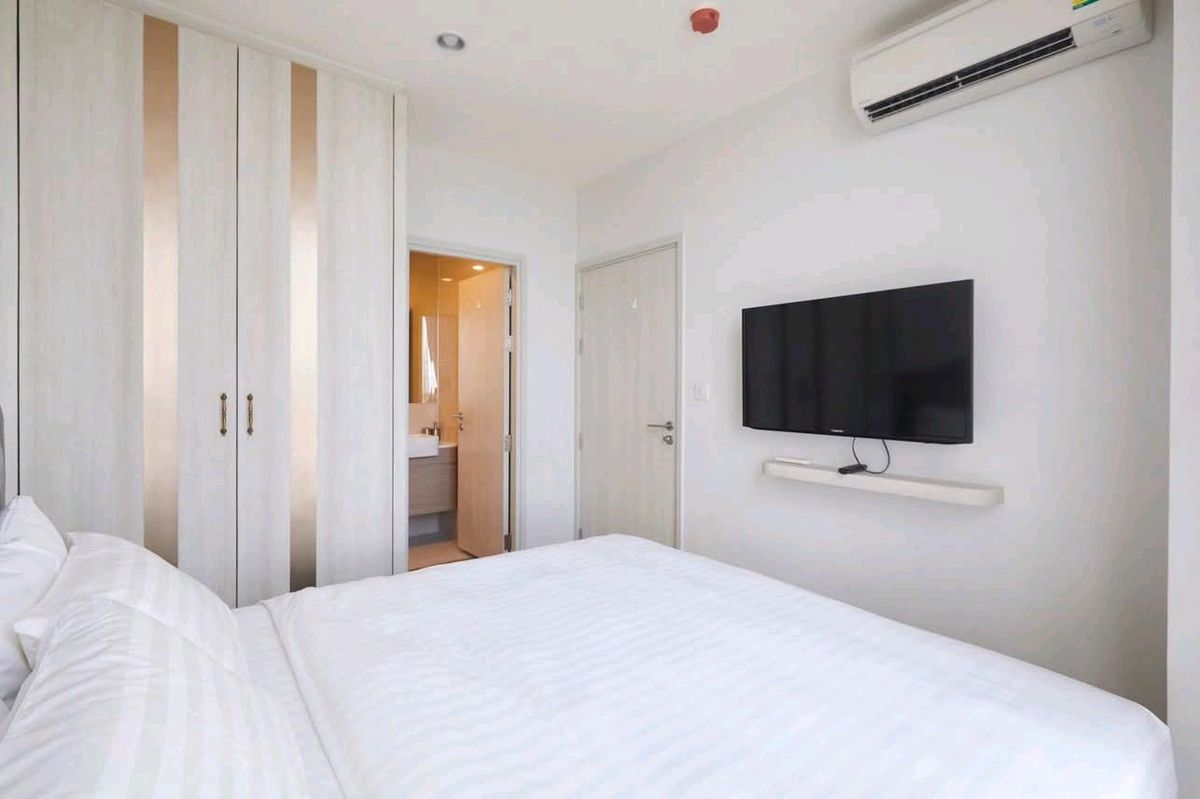 For RentCondoRatchadapisek, Huaikwang, Suttisan : Corner Room 1Noble Revolve Ratchada -Rare Item Size 2units Combine -2Beds2baths -fully Furnished