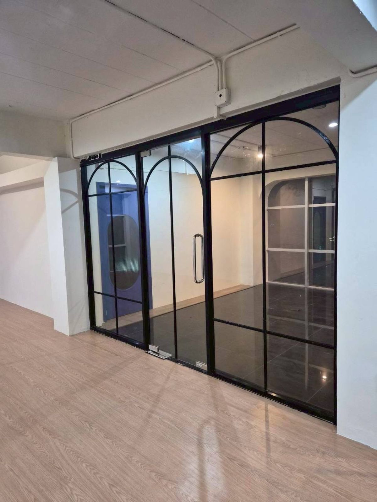 For RentOfficeSukhumvit, Asoke, Thonglor : Rental office area - Thonglor Soi 13, Floor 3 | 110 square wah | Both class with passenger elevators