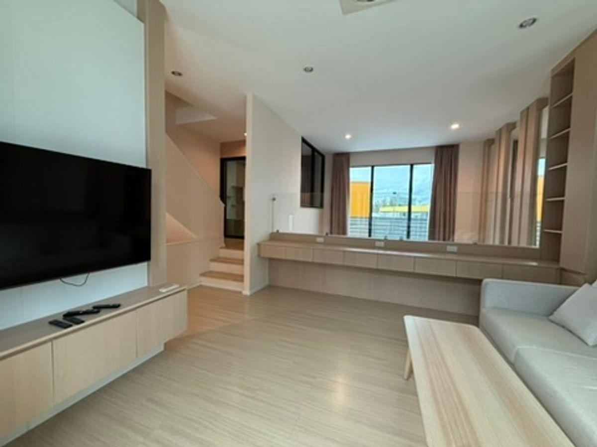 ขายทาวน์โฮมพัฒนาการ ศรีนครินทร์ : ขายด่วน พร้อมผู้เช่า ทาวน์โฮมหรู  Nirvana Define Srinakarin-Rama 9 : เนอวานา ดีฟายน์ ราคาดีที่สุดในโครงการ ทาวน์โฮมหรู Type C, 3 ชั้นครึ่ง ใช้งานน้อยมาก แต่งเพิ่มเติมไป กว่า 2 ล้านบาท ผู้เช่า 65,000 บาท เพิ่งทำสัญญาเดือนแรก 