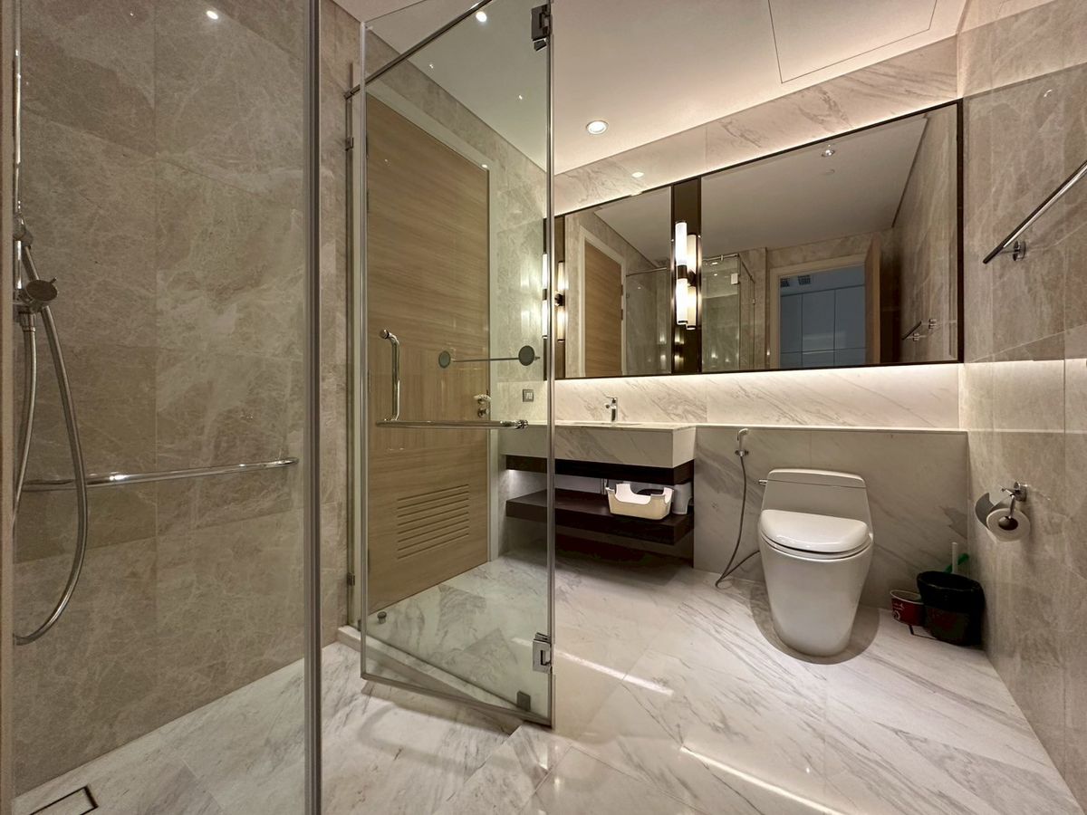 For SaleCondoWitthayu, Chidlom, Langsuan, Ploenchit : ✨ Luxury Condo in the Heart of Bangkok – Sindhorn Residence | Spacious 148 sq.m., 3 Bedrooms, 3 Bathrooms | Prime BTS Chidlom Location, Near Lumpini Park with Privacy & Full Facilities