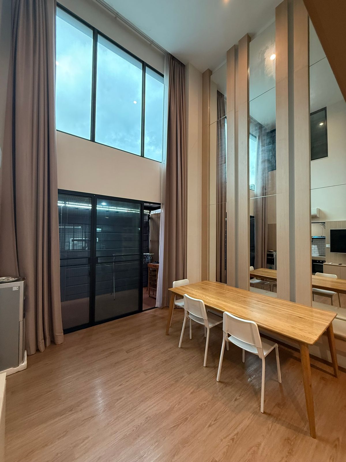 ขายทาวน์โฮมพัฒนาการ ศรีนครินทร์ : ขายด่วน พร้อมผู้เช่า ทาวน์โฮมหรู  Nirvana Define Srinakarin-Rama 9 : เนอวานา ดีฟายน์ ราคาดีที่สุดในโครงการ ทาวน์โฮมหรู Type C, 3 ชั้นครึ่ง ใช้งานน้อยมาก แต่งเพิ่มเติมไป กว่า 2 ล้านบาท ผู้เช่า 65,000 บาท เพิ่งทำสัญญาเดือนแรก 