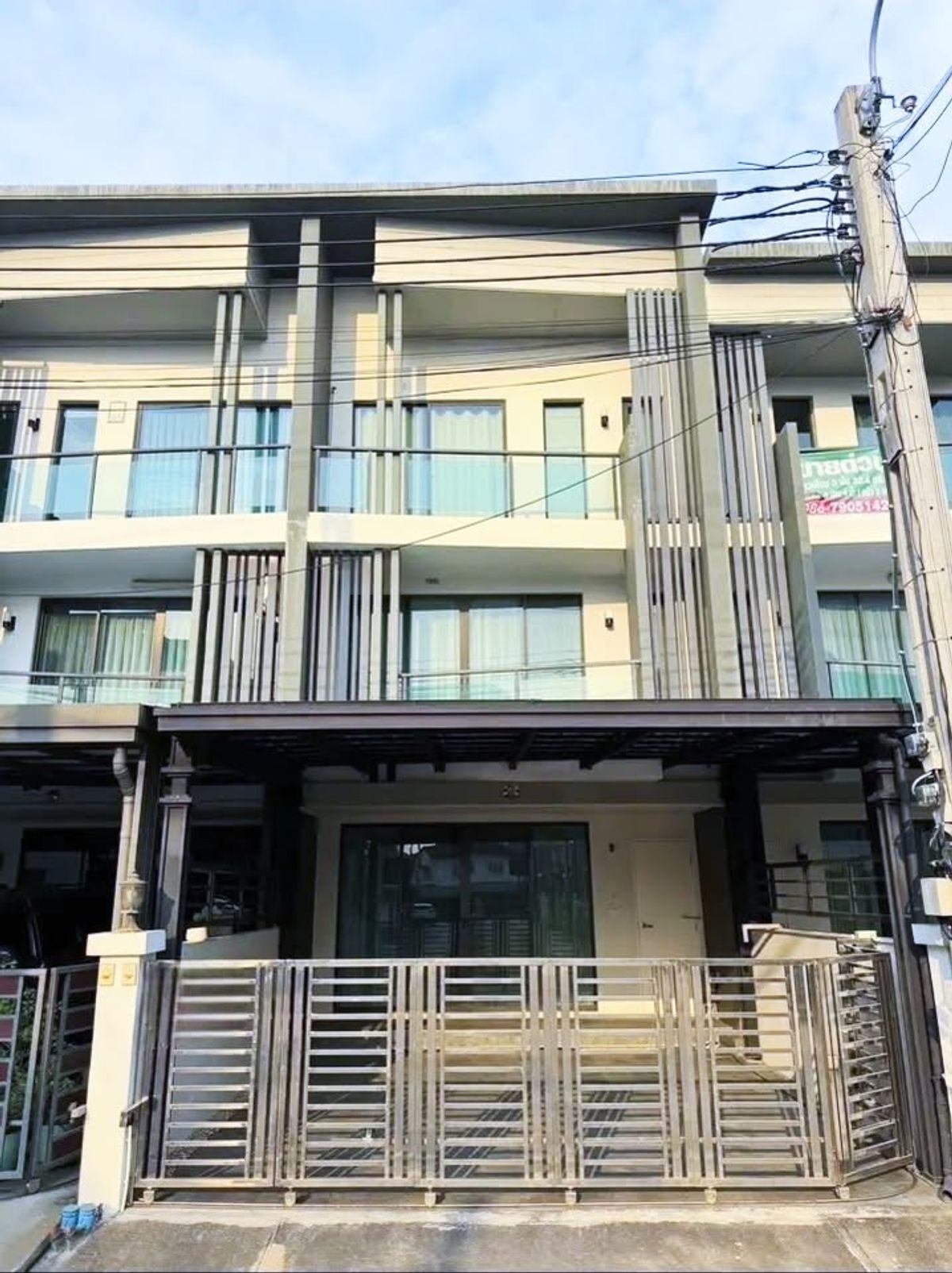 ให้เช่าทาวน์โฮมปิ่นเกล้า จรัญสนิทวงศ์ : ให้เช่าทาวน์โฮม 3 ชั้น ในโครงการหมู่บ้านเฌอคูน ตลิ่งชัน สวนผัก
