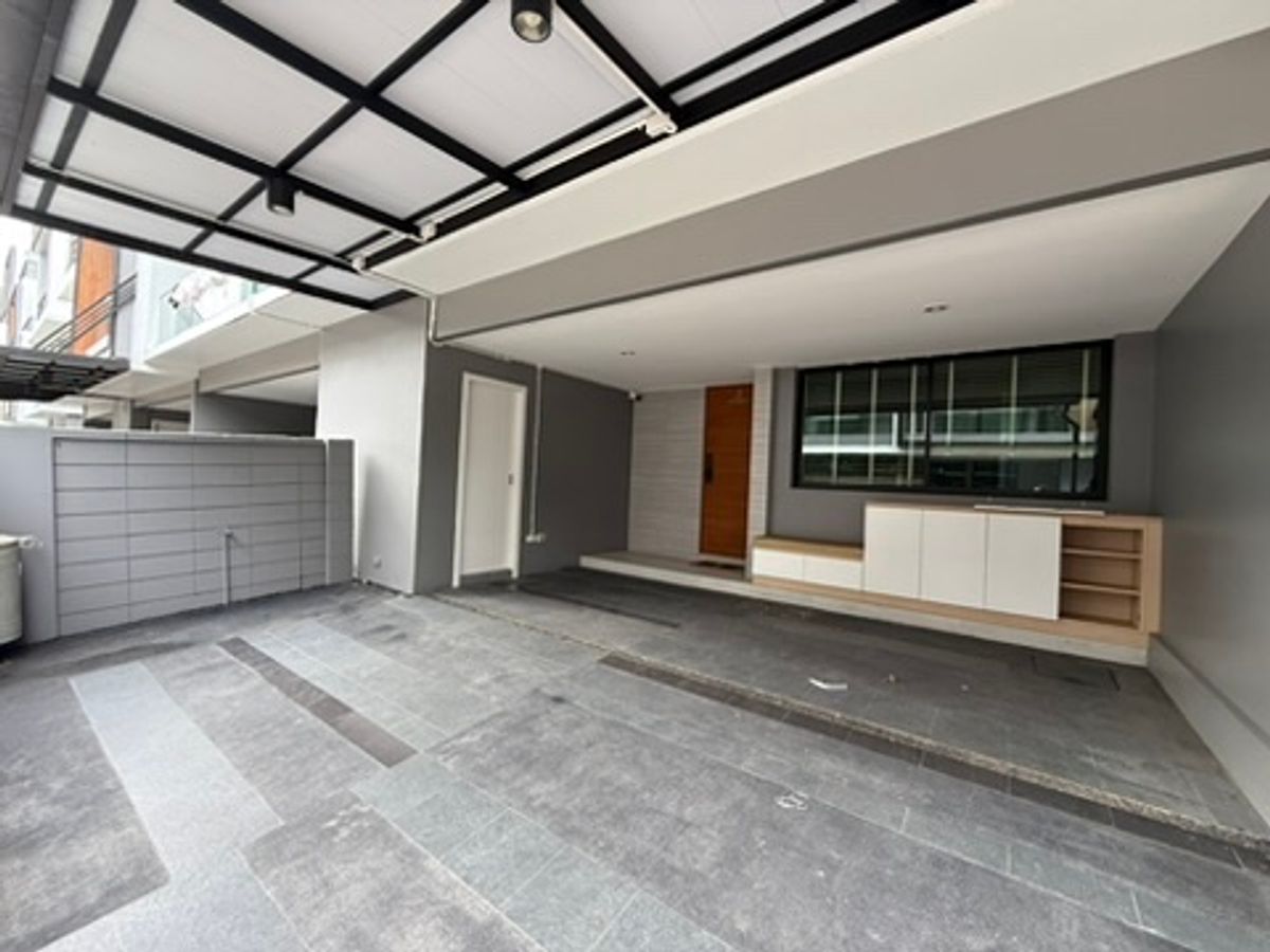 ขายทาวน์โฮมพัฒนาการ ศรีนครินทร์ : ขายด่วน พร้อมผู้เช่า ทาวน์โฮมหรู  Nirvana Define Srinakarin-Rama 9 : เนอวานา ดีฟายน์ ราคาดีที่สุดในโครงการ ทาวน์โฮมหรู Type C, 3 ชั้นครึ่ง ใช้งานน้อยมาก แต่งเพิ่มเติมไป กว่า 2 ล้านบาท ผู้เช่า 65,000 บาท เพิ่งทำสัญญาเดือนแรก 