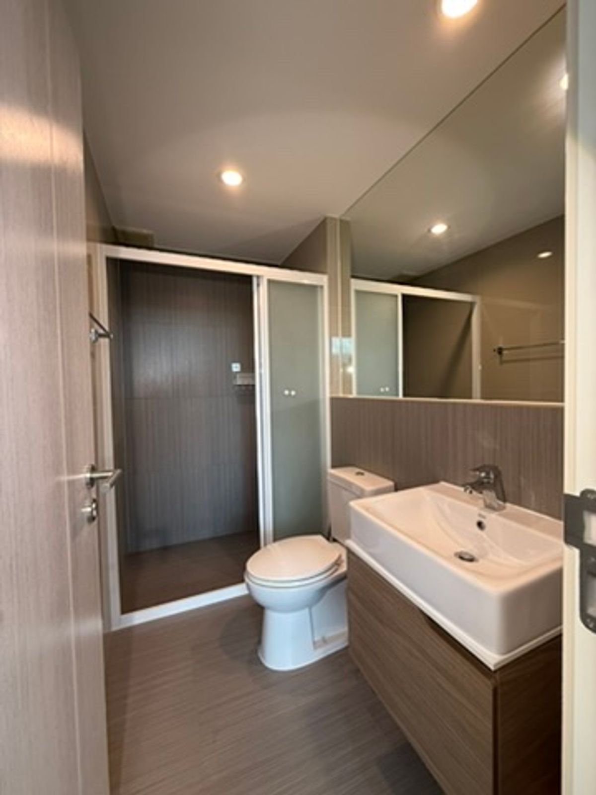 ขายทาวน์โฮมพัฒนาการ ศรีนครินทร์ : ขายด่วน พร้อมผู้เช่า ทาวน์โฮมหรู  Nirvana Define Srinakarin-Rama 9 : เนอวานา ดีฟายน์ ราคาดีที่สุดในโครงการ ทาวน์โฮมหรู Type C, 3 ชั้นครึ่ง ใช้งานน้อยมาก แต่งเพิ่มเติมไป กว่า 2 ล้านบาท ผู้เช่า 65,000 บาท เพิ่งทำสัญญาเดือนแรก 