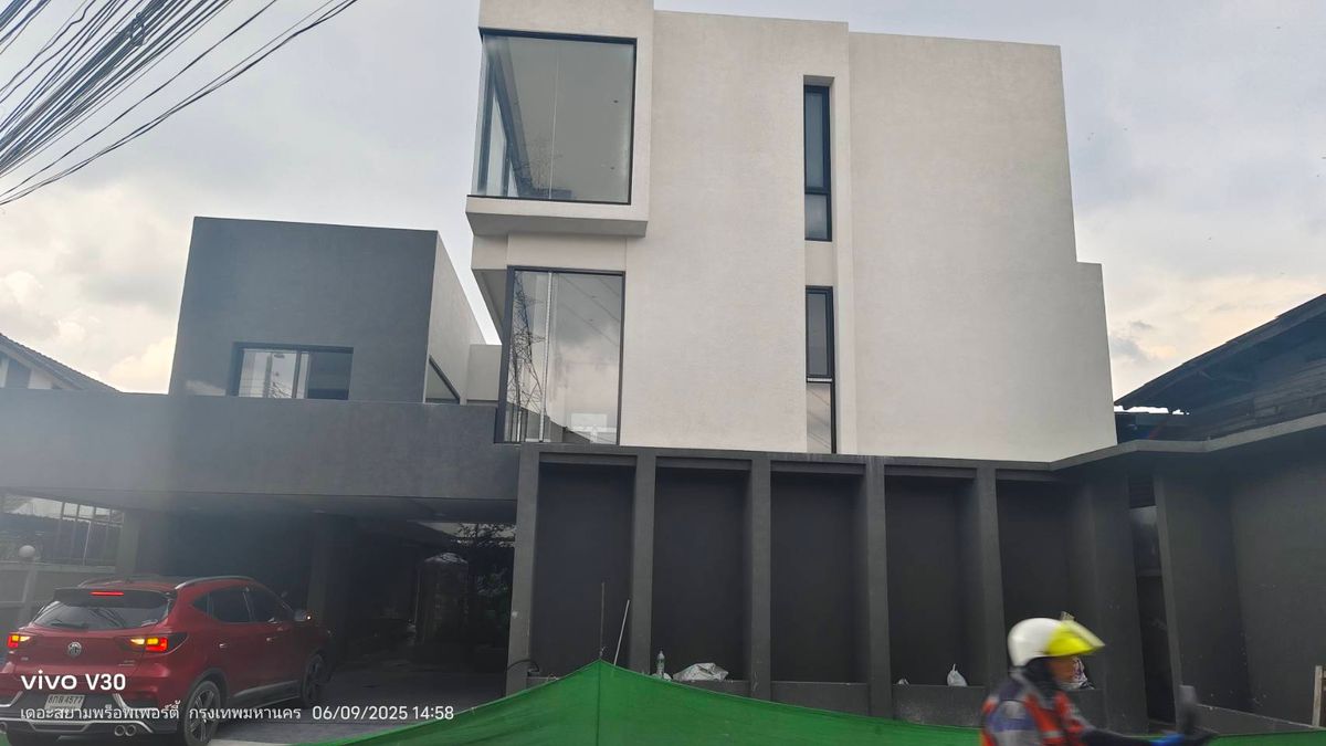 For RentHouseChokchai 4, Ladprao 71, Ladprao 48, : Rent a 3 -storey detached house, modern style There are a lot of living space. There are 9 rooms in Lat Phrao-Ratchada.