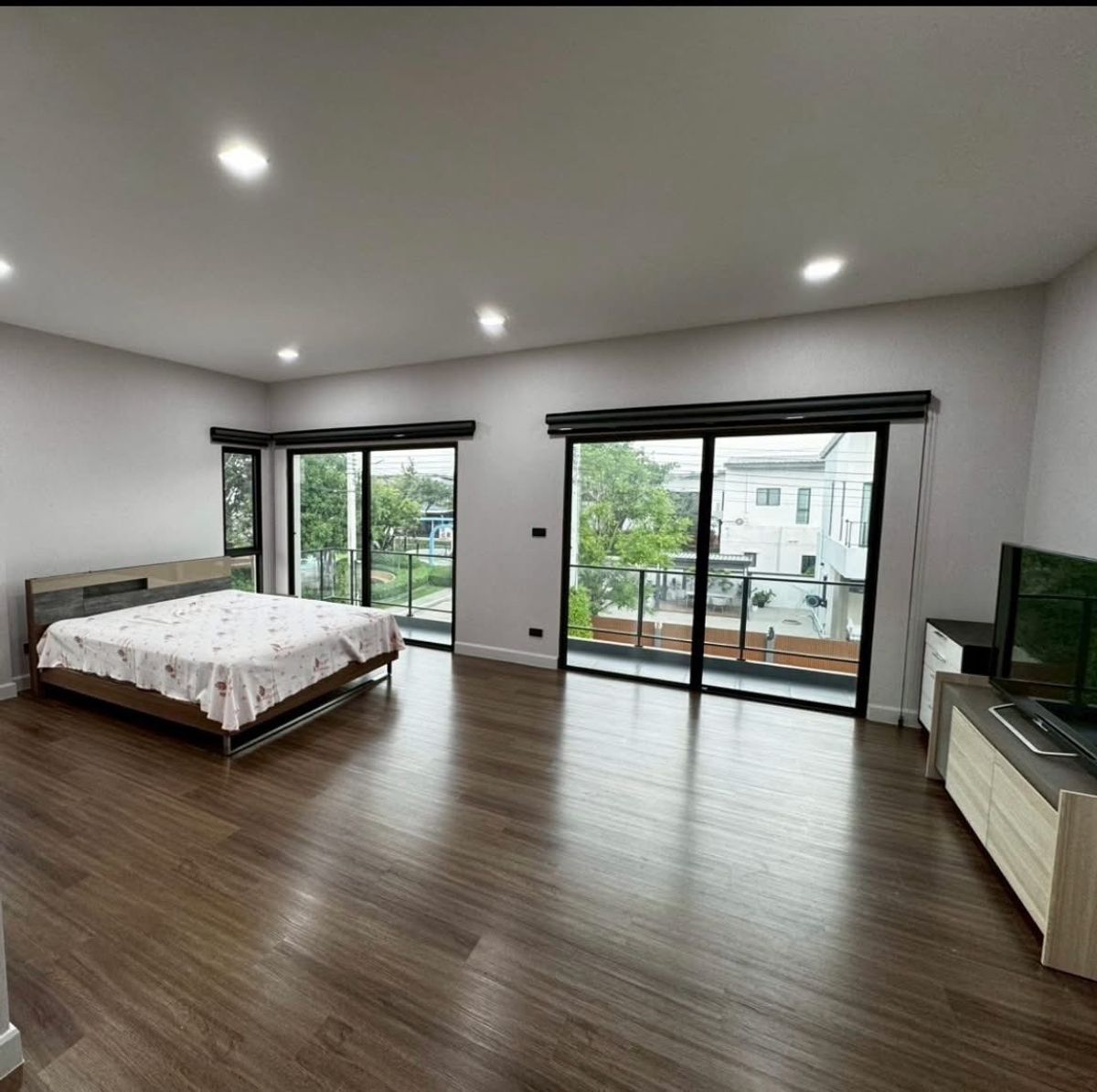 HouseLadkrabang, Suwannaphum Airport : ♦ Rare Unit ♦ 2-storey Detached house | Land size 75.00 sq.w. Usable area 313.00 sq.m. | 5 bedrooms 5 bathrooms 3 parking | Near Airport Link Lat Krabang Station