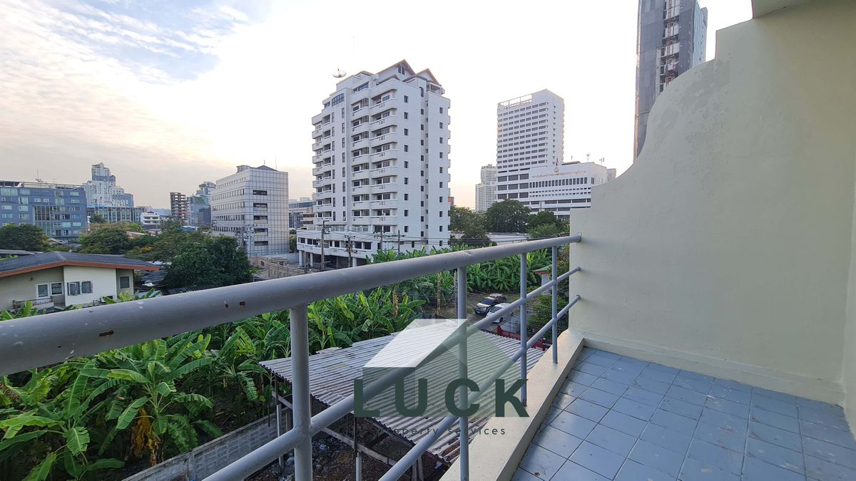 โฮมออฟฟิศรัชดา ห้วยขวาง : LUCK 🏠ขายโฮมออฟฟิศ รัชดาฯ 30  อาคาร 2 คูหา ทำเลดี ปรับปรุงใหม่ทั้งหลัง พร้อมใช้!!!