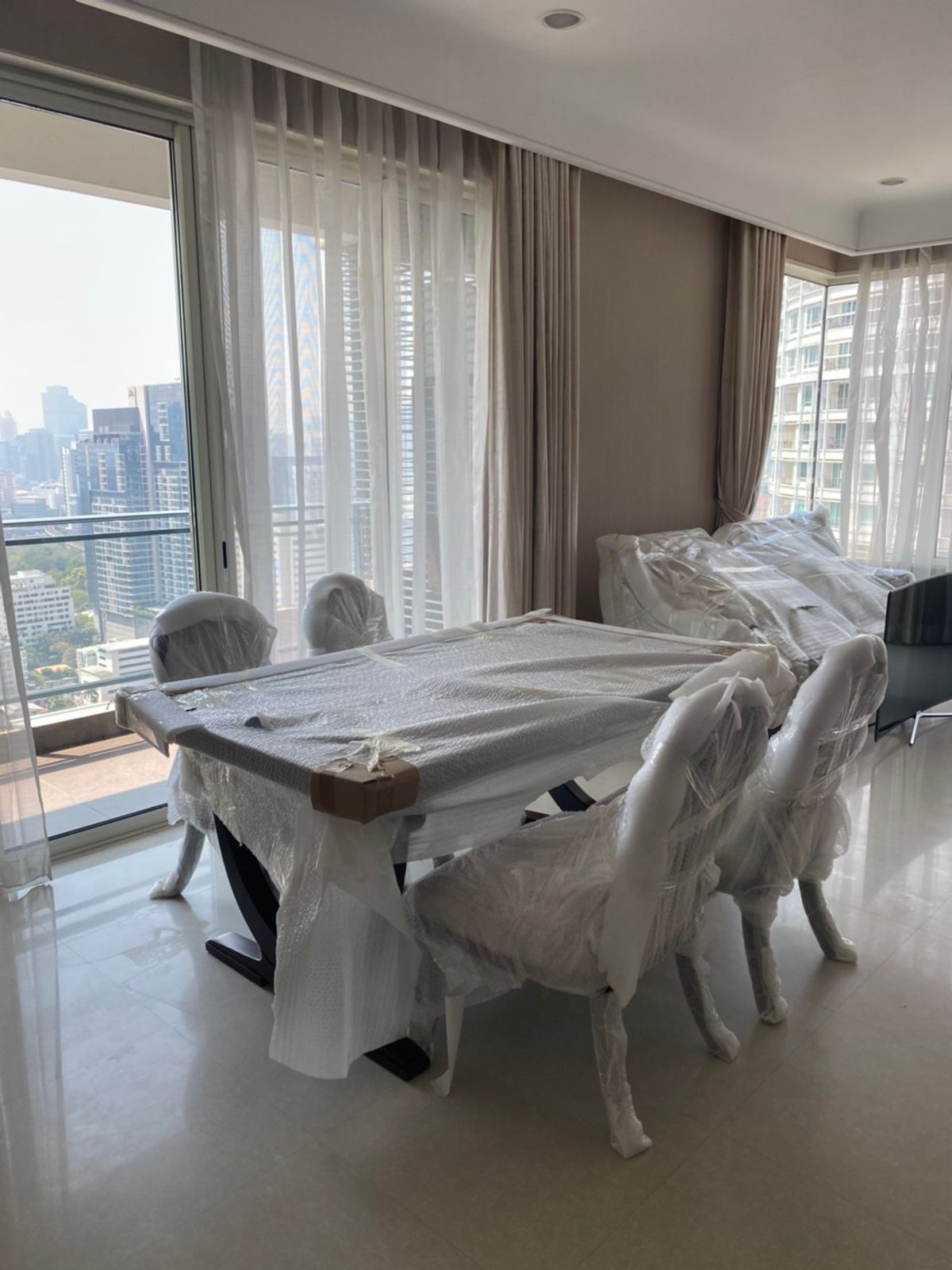 ขายคอนโดวิทยุ ชิดลม หลังสวน : ✨ คอนโดหรูใจกลางเมือง Q Langsuan ขนาด 160 ตร.ม. 3 ห้องนอน 4 ห้องน้ำ ทำเล BTS ชิดลม ใกล้สวนลุมพินี พร้อมสิ่งอำนวยความสะดวกครบครัน