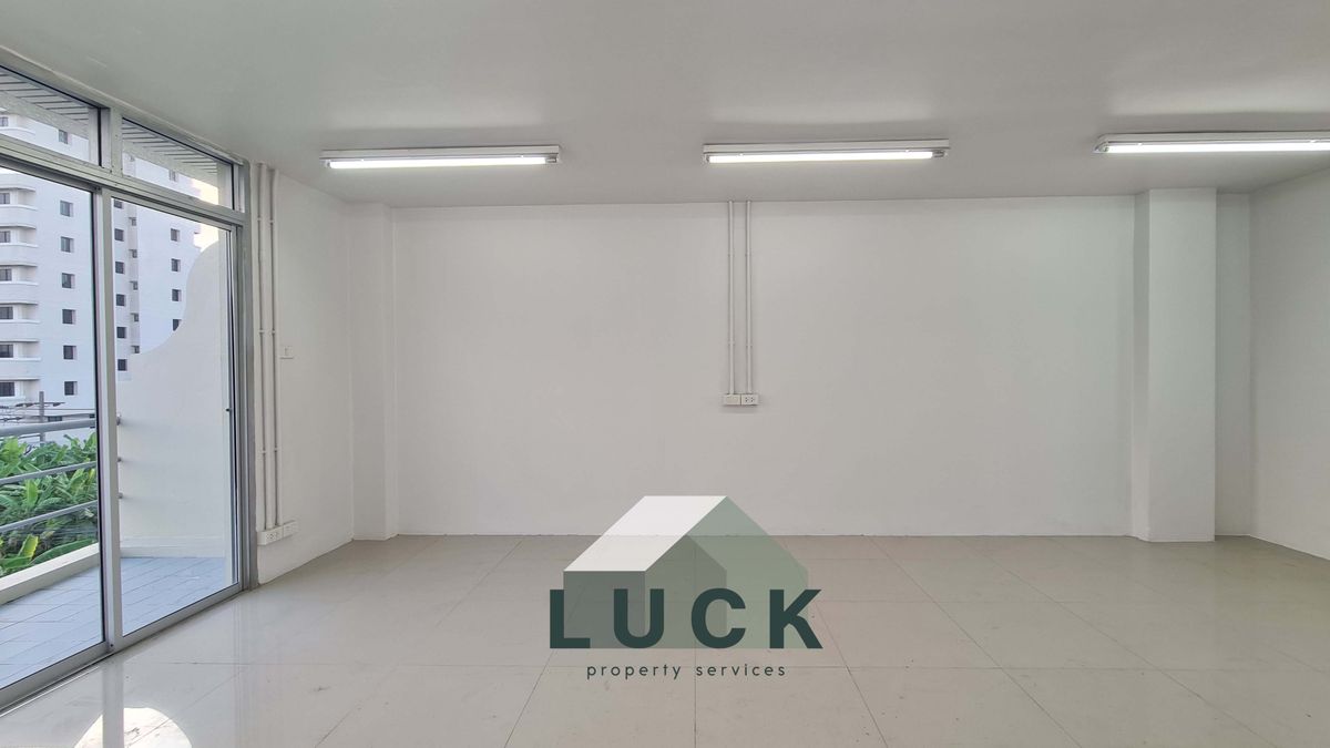 โฮมออฟฟิศรัชดา ห้วยขวาง : LUCK 🏠ขายโฮมออฟฟิศ รัชดาฯ 30  อาคาร 2 คูหา ทำเลดี ปรับปรุงใหม่ทั้งหลัง พร้อมใช้!!!