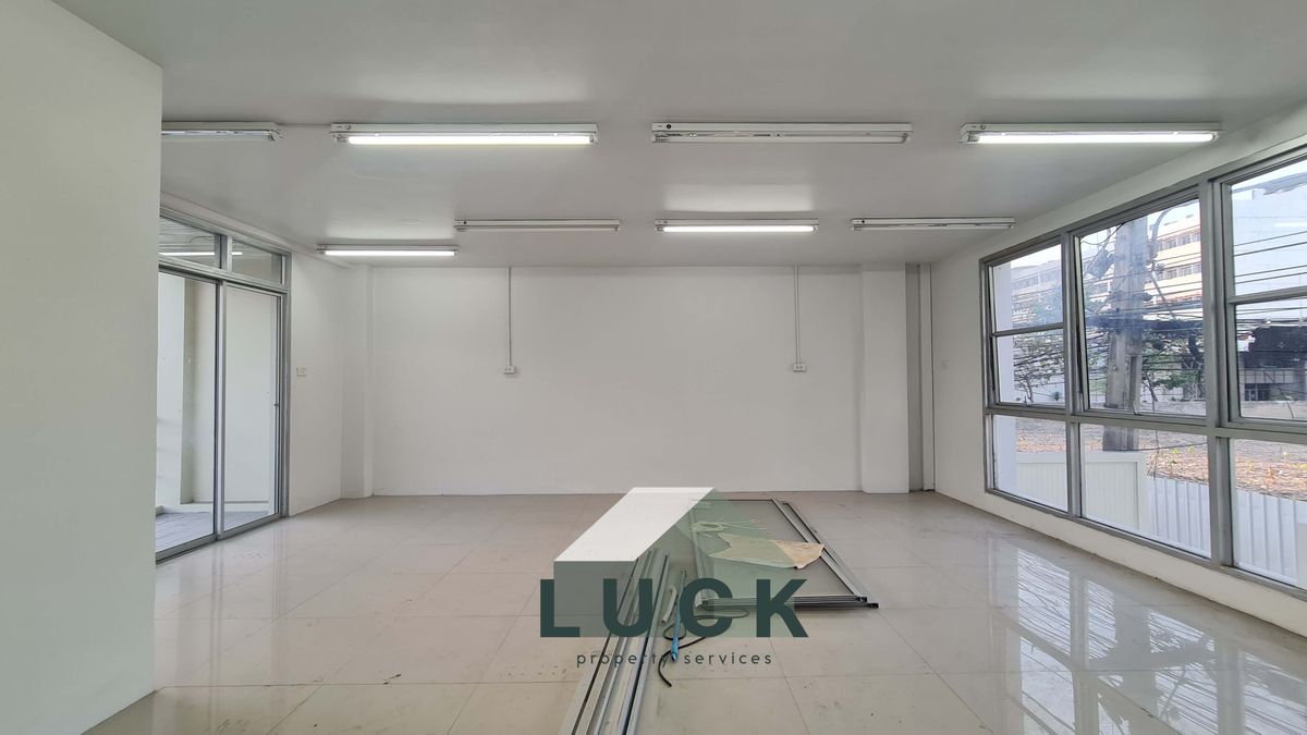 โฮมออฟฟิศรัชดา ห้วยขวาง : LUCK 🏠ขายโฮมออฟฟิศ รัชดาฯ 30  อาคาร 2 คูหา ทำเลดี ปรับปรุงใหม่ทั้งหลัง พร้อมใช้!!!