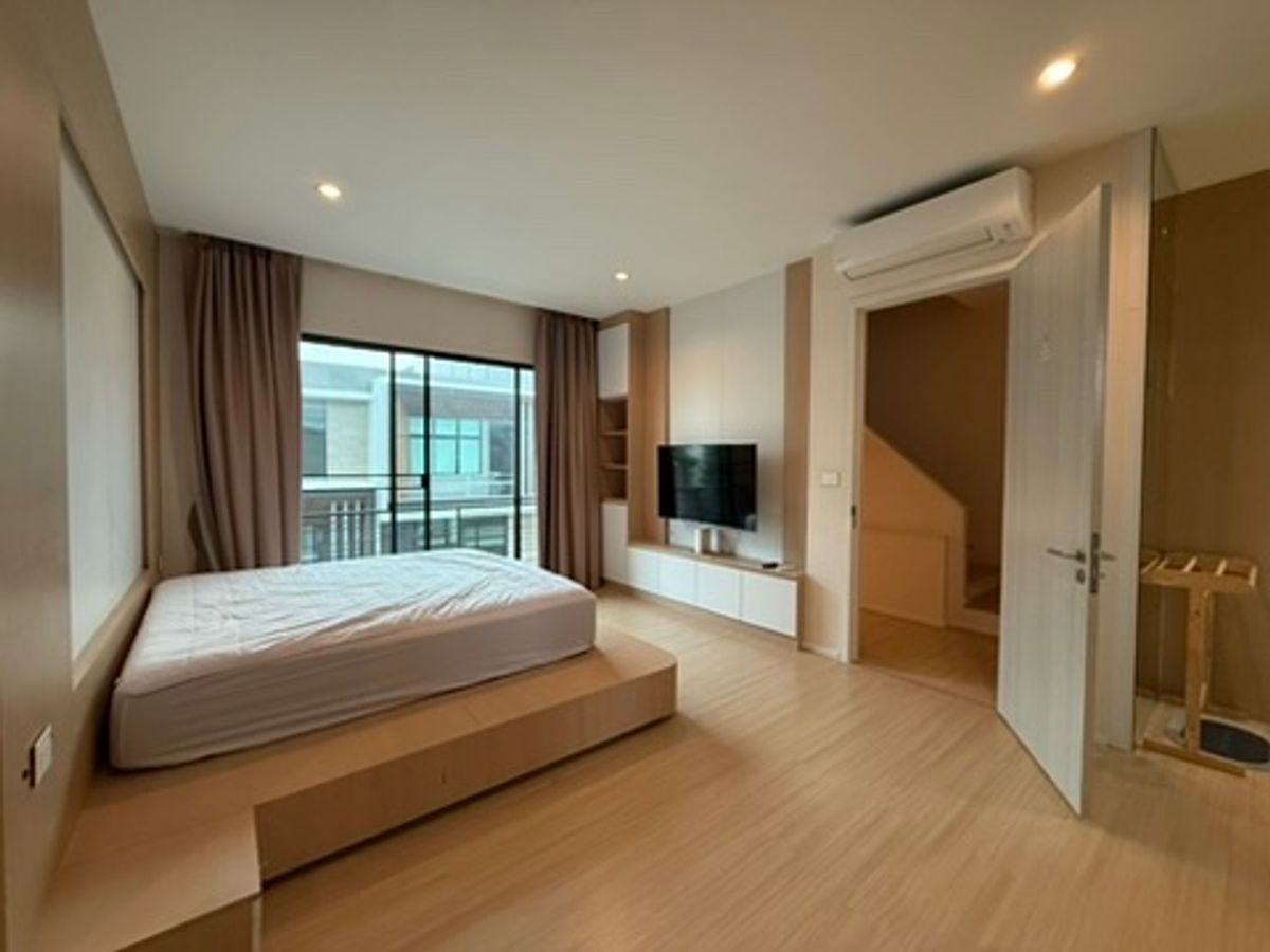 ขายทาวน์โฮมพัฒนาการ ศรีนครินทร์ : ขายด่วน พร้อมผู้เช่า ทาวน์โฮมหรู  Nirvana Define Srinakarin-Rama 9 : เนอวานา ดีฟายน์ ราคาดีที่สุดในโครงการ ทาวน์โฮมหรู Type C, 3 ชั้นครึ่ง ใช้งานน้อยมาก แต่งเพิ่มเติมไป กว่า 2 ล้านบาท ผู้เช่า 65,000 บาท เพิ่งทำสัญญาเดือนแรก 