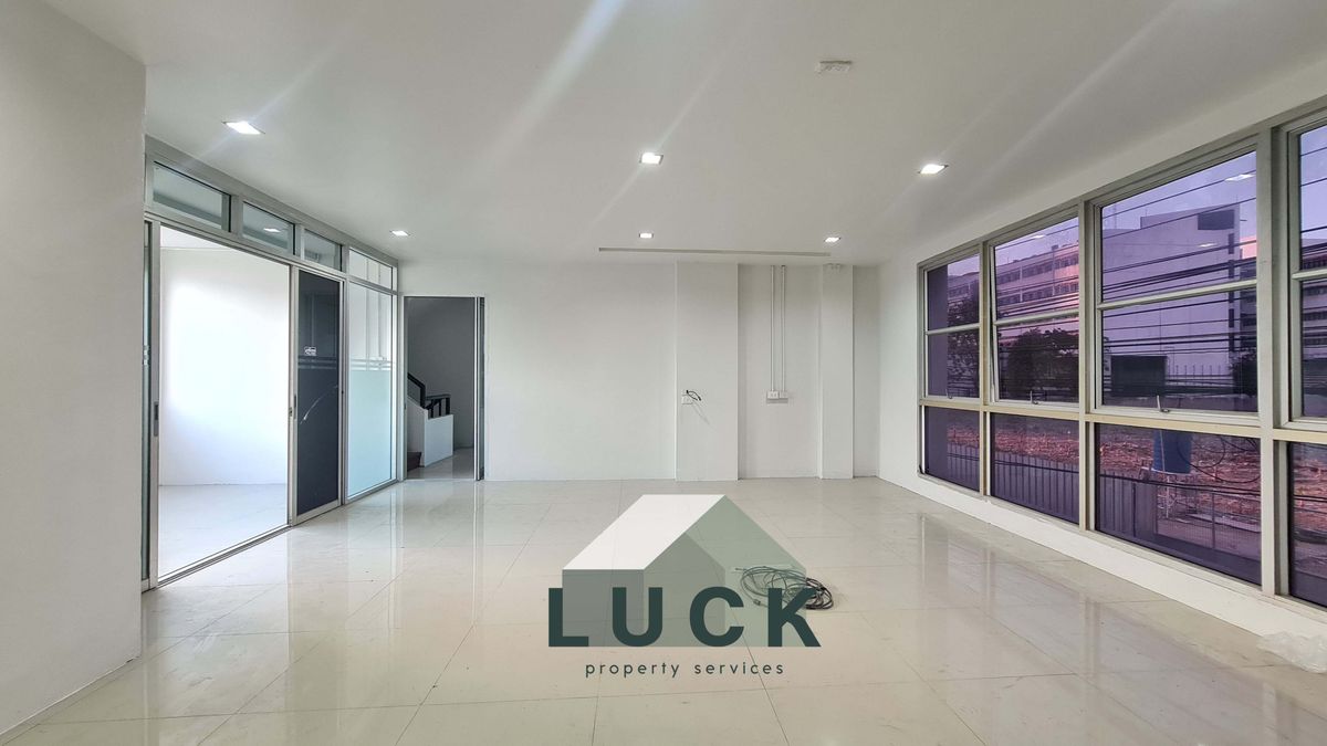โฮมออฟฟิศรัชดา ห้วยขวาง : LUCK 🏠ขายโฮมออฟฟิศ รัชดาฯ 30  อาคาร 2 คูหา ทำเลดี ปรับปรุงใหม่ทั้งหลัง พร้อมใช้!!!