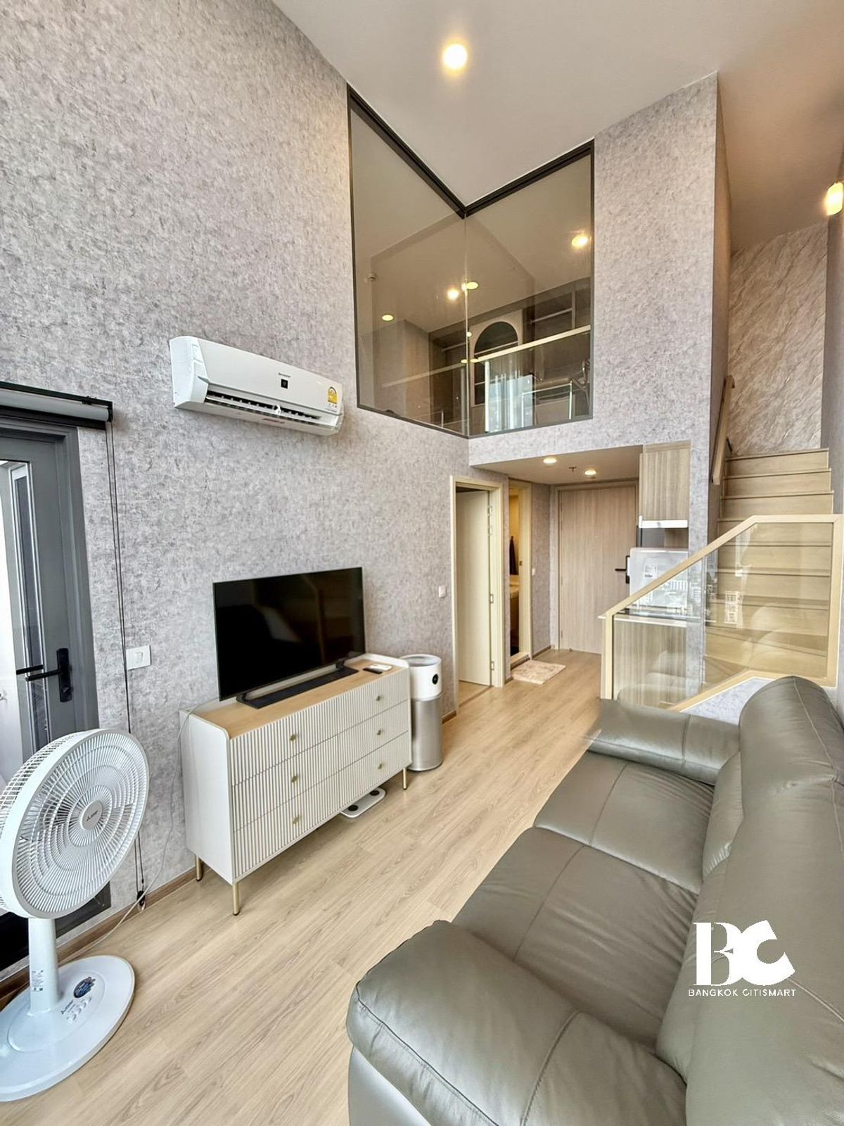 For RentCondoKhlongtoei, Kluaynamthai : ✨ Life Rama 4-Asoke Condo ✨ A luxurious, modernly designed condo located in a prime city center area, ready for you to move in immediately!