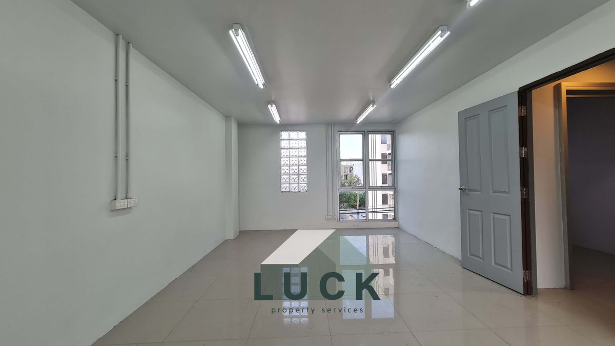 โฮมออฟฟิศรัชดา ห้วยขวาง : LUCK 🏠ขายโฮมออฟฟิศ รัชดาฯ 30  อาคาร 2 คูหา ทำเลดี ปรับปรุงใหม่ทั้งหลัง พร้อมใช้!!!