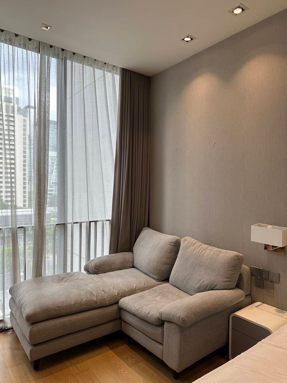 ให้เช่าคอนโดวิทยุ ชิดลม หลังสวน : +++ ห้องหายาก ใจกลางชิดลม +++  28 Chidlom ห้อง Studio ชั้น 5 (35,000 baht/month) --- By Top
