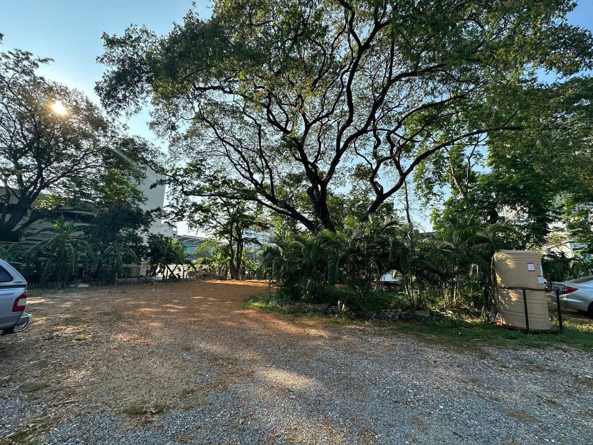 For SaleLandRatchadapisek, Huaikwang, Suttisan : Land for sale in Ratchada 20 near MRT | Golden location in the heart of Bangkok