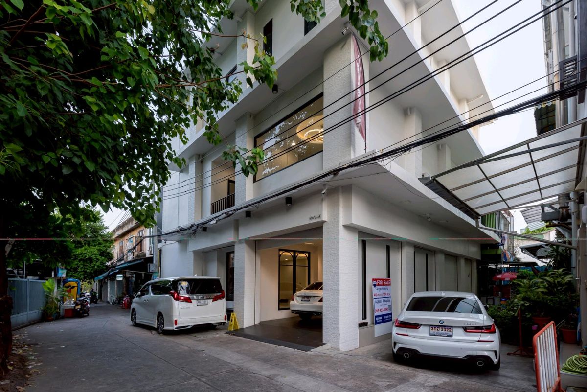 ขายบ้านสาทร นราธิวาส : 🌳 บ้านรีโนเวท 4 คูหา ใจกลางเจริญกรุง ซ.37
📍 46 ตร.วา | พื้นที่ใช้สอย 504 ตร.ม. | 3 ชั้น (มีลิฟท์)
✨ ราคา 47 ลบ. (พร้อมโอน)