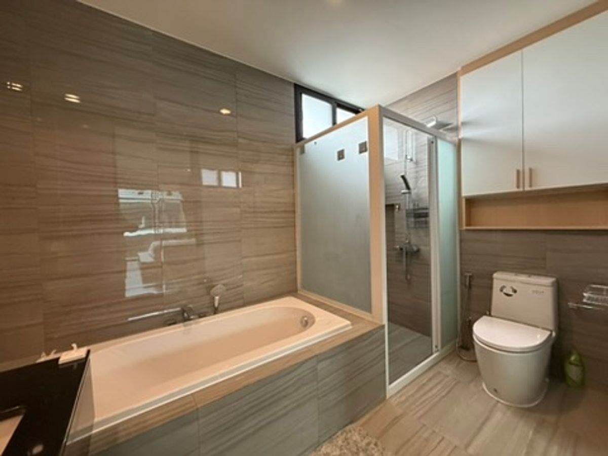 ขายทาวน์โฮมพัฒนาการ ศรีนครินทร์ : ขายด่วน พร้อมผู้เช่า ทาวน์โฮมหรู  Nirvana Define Srinakarin-Rama 9 : เนอวานา ดีฟายน์ ราคาดีที่สุดในโครงการ ทาวน์โฮมหรู Type C, 3 ชั้นครึ่ง ใช้งานน้อยมาก แต่งเพิ่มเติมไป กว่า 2 ล้านบาท ผู้เช่า 65,000 บาท เพิ่งทำสัญญาเดือนแรก 